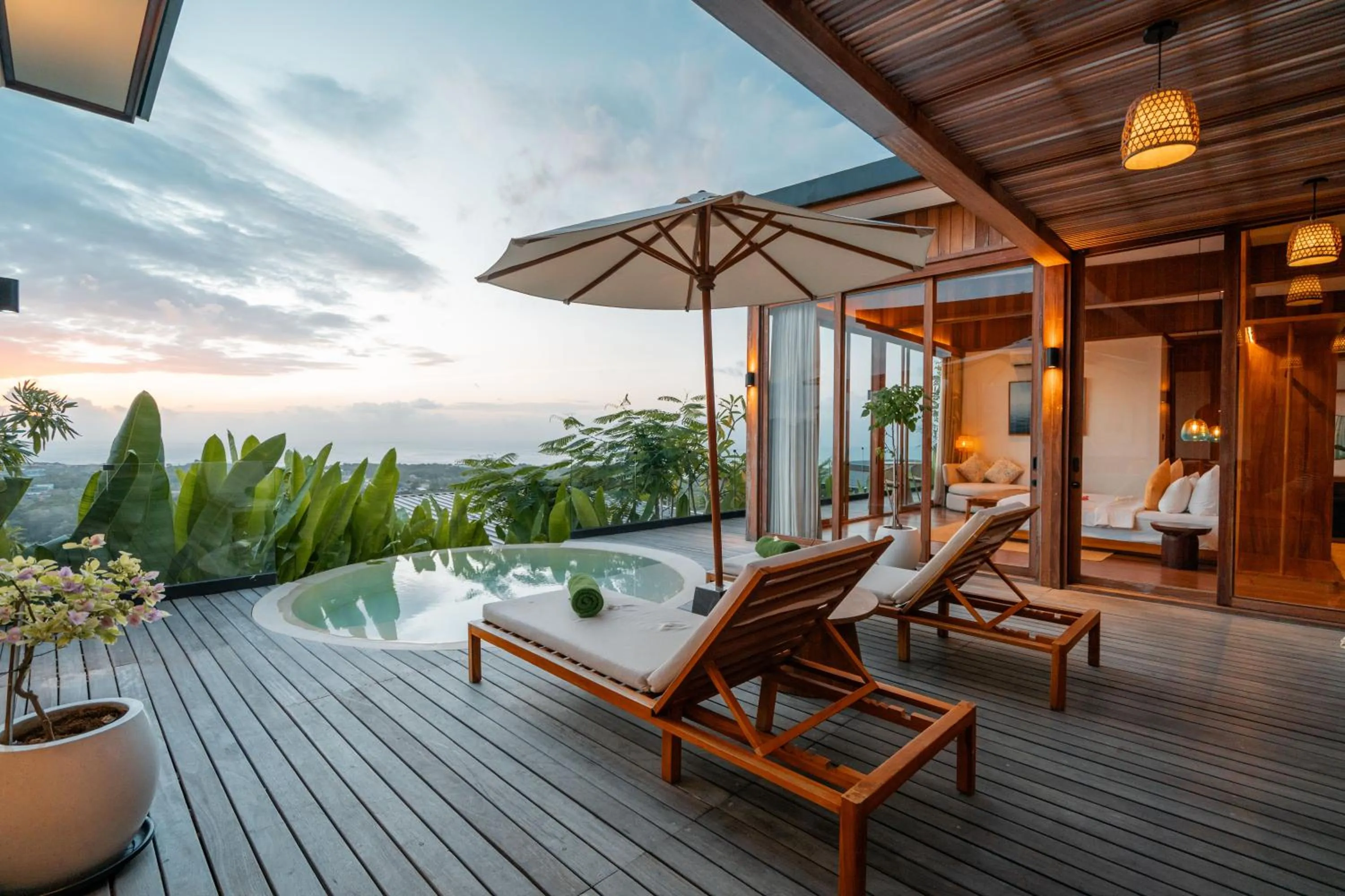 Balcony/Terrace in Ocean View Villas by Grün