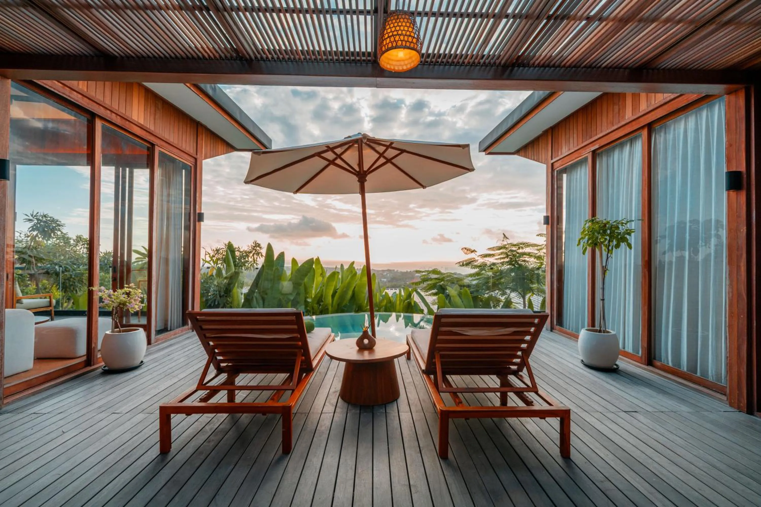 Balcony/Terrace in Ocean View Villas by Grün