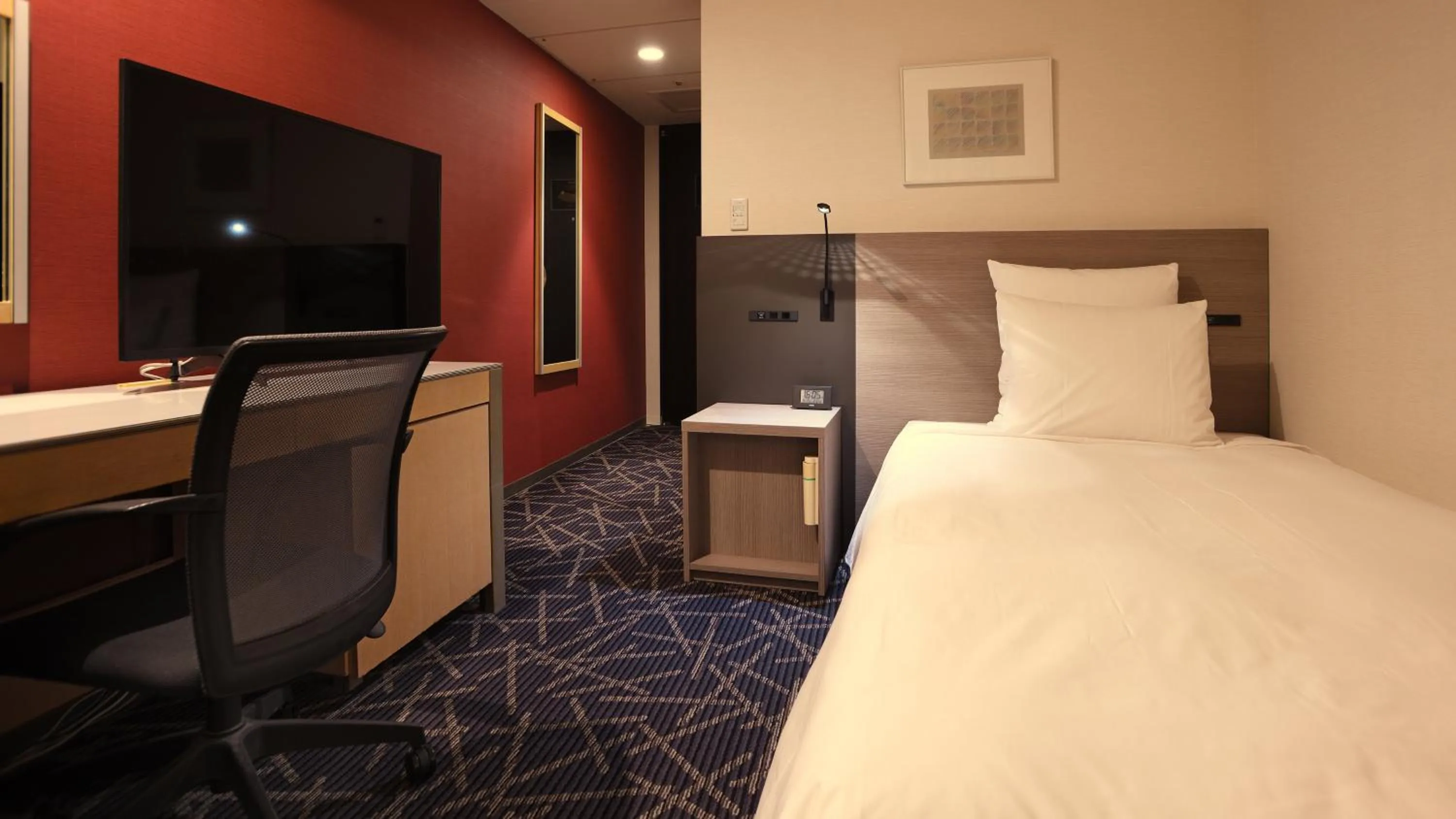 Photo of the whole room, Bed in ANA Crowne Plaza Niigata by IHG