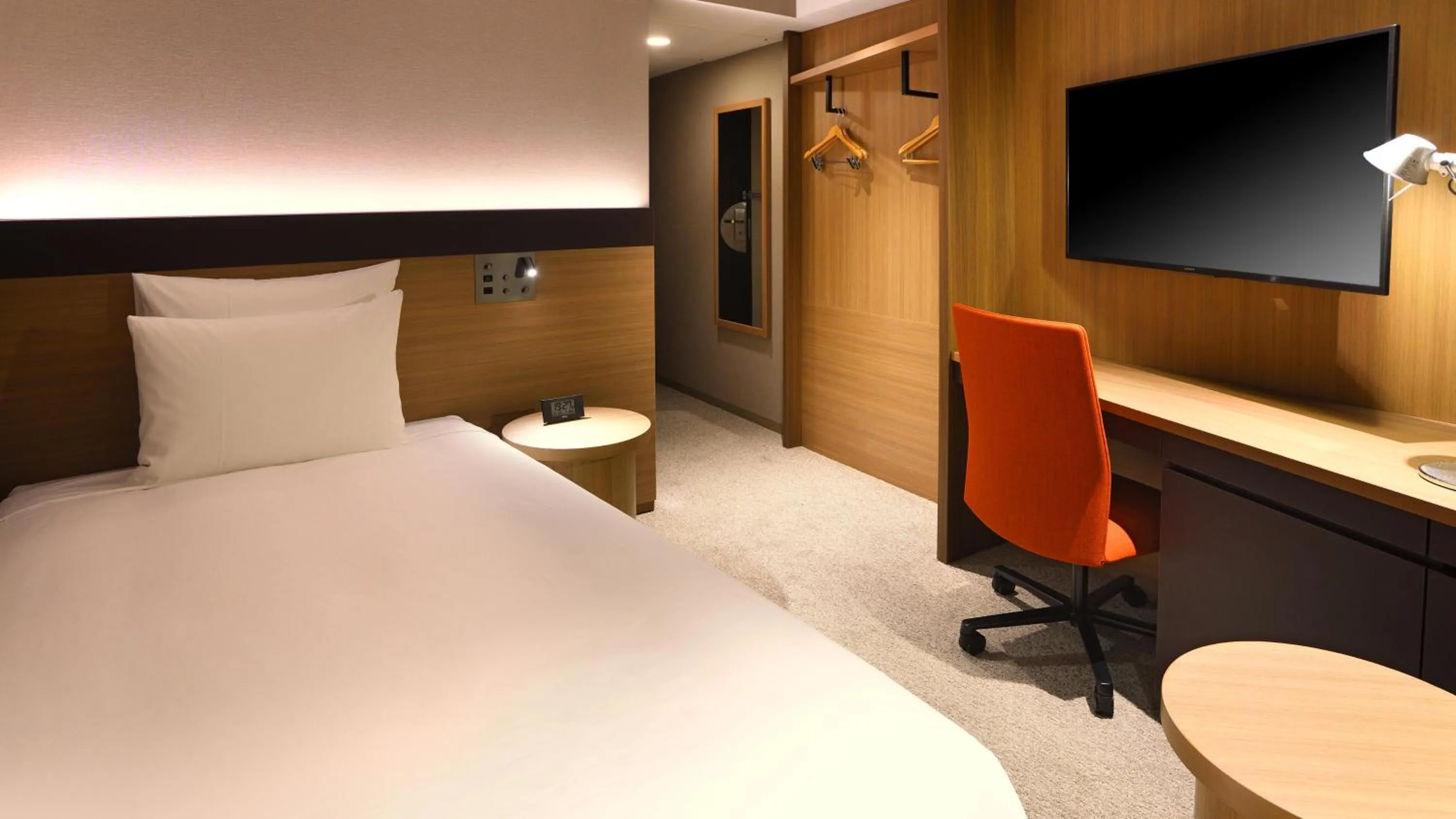 Photo of the whole room, Bed in ANA Crowne Plaza Niigata by IHG