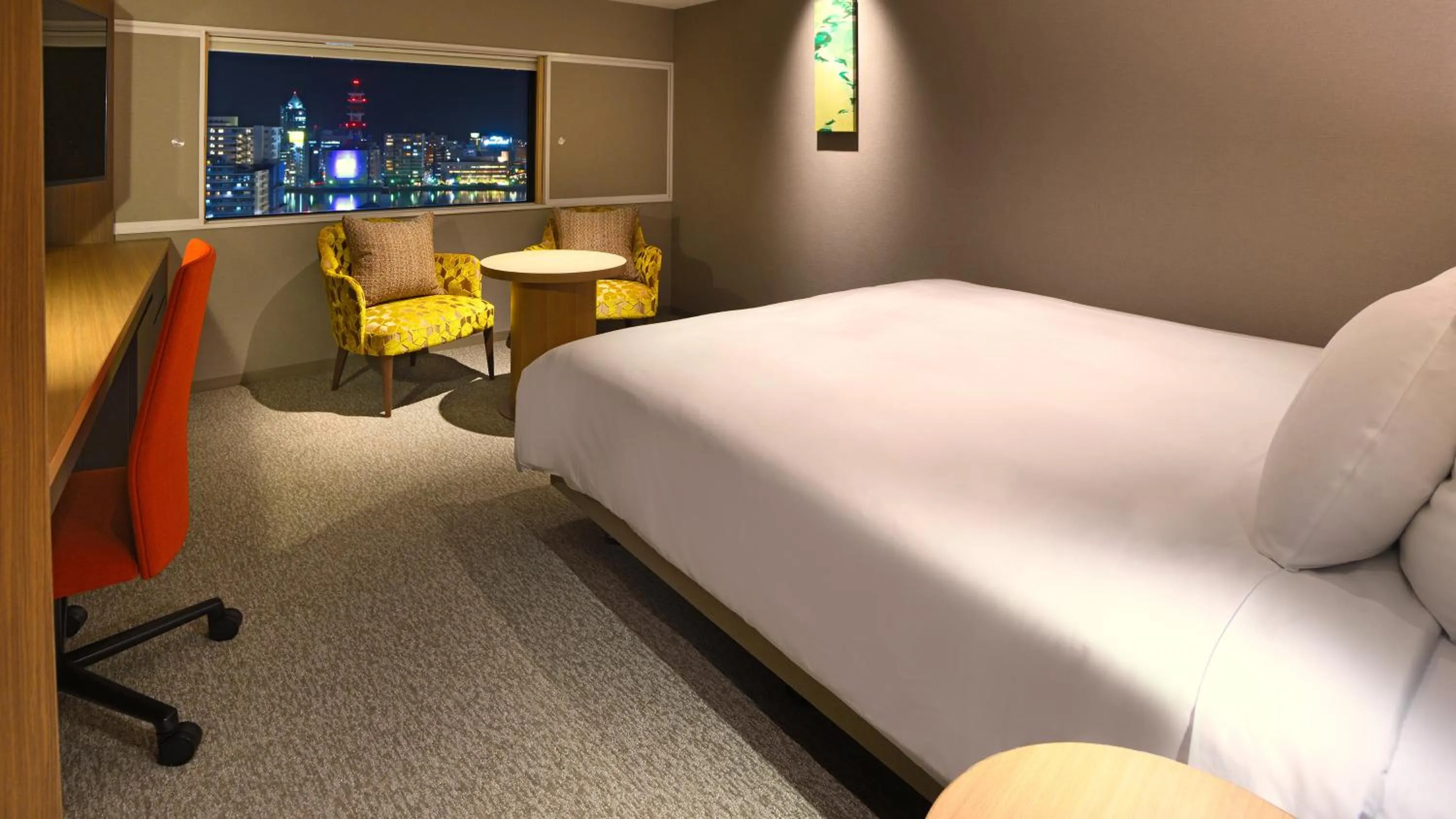 Photo of the whole room, Bed in ANA Crowne Plaza Niigata by IHG