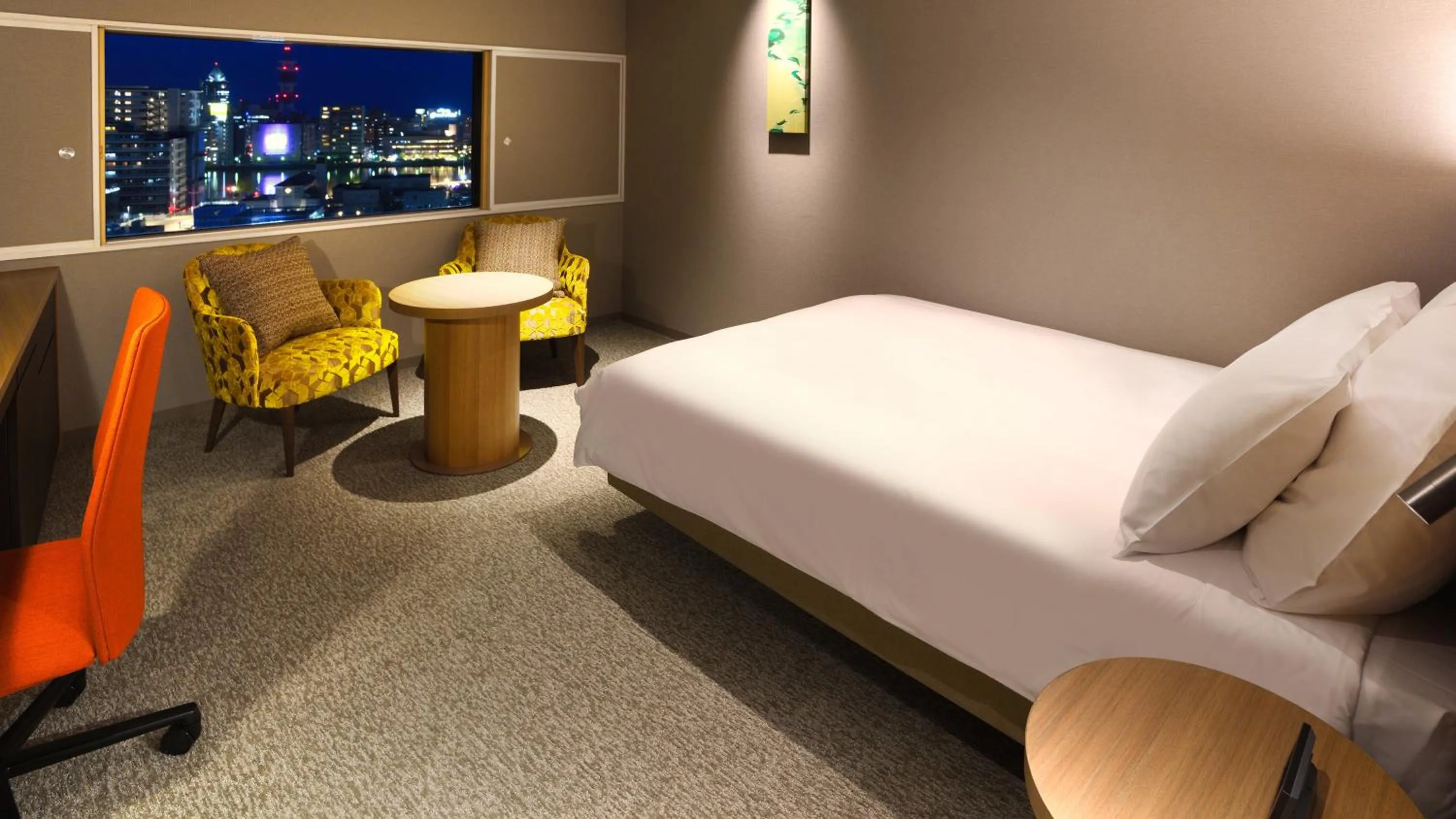 Photo of the whole room, Bed in ANA Crowne Plaza Niigata by IHG