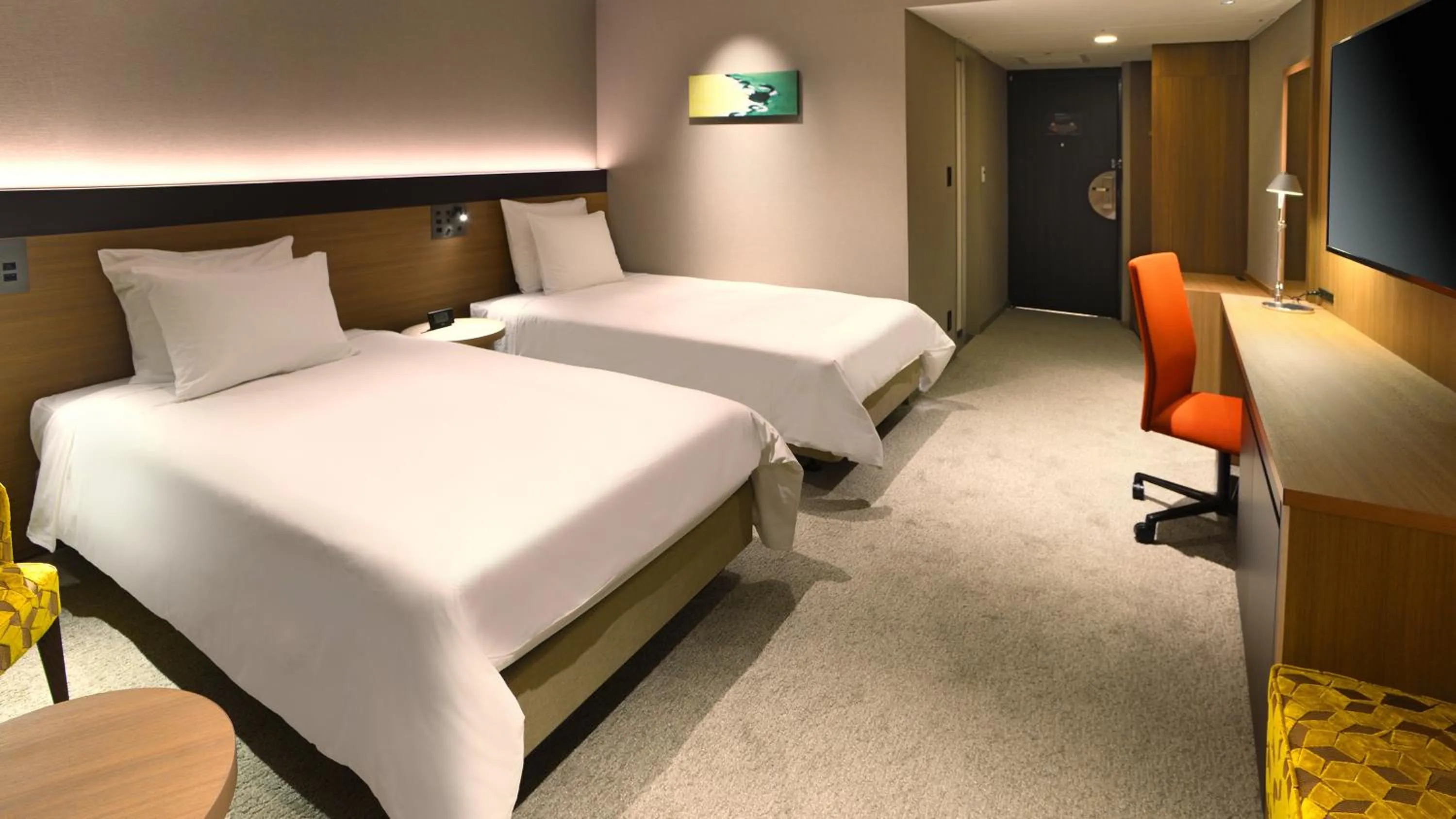 Photo of the whole room, Bed in ANA Crowne Plaza Niigata by IHG