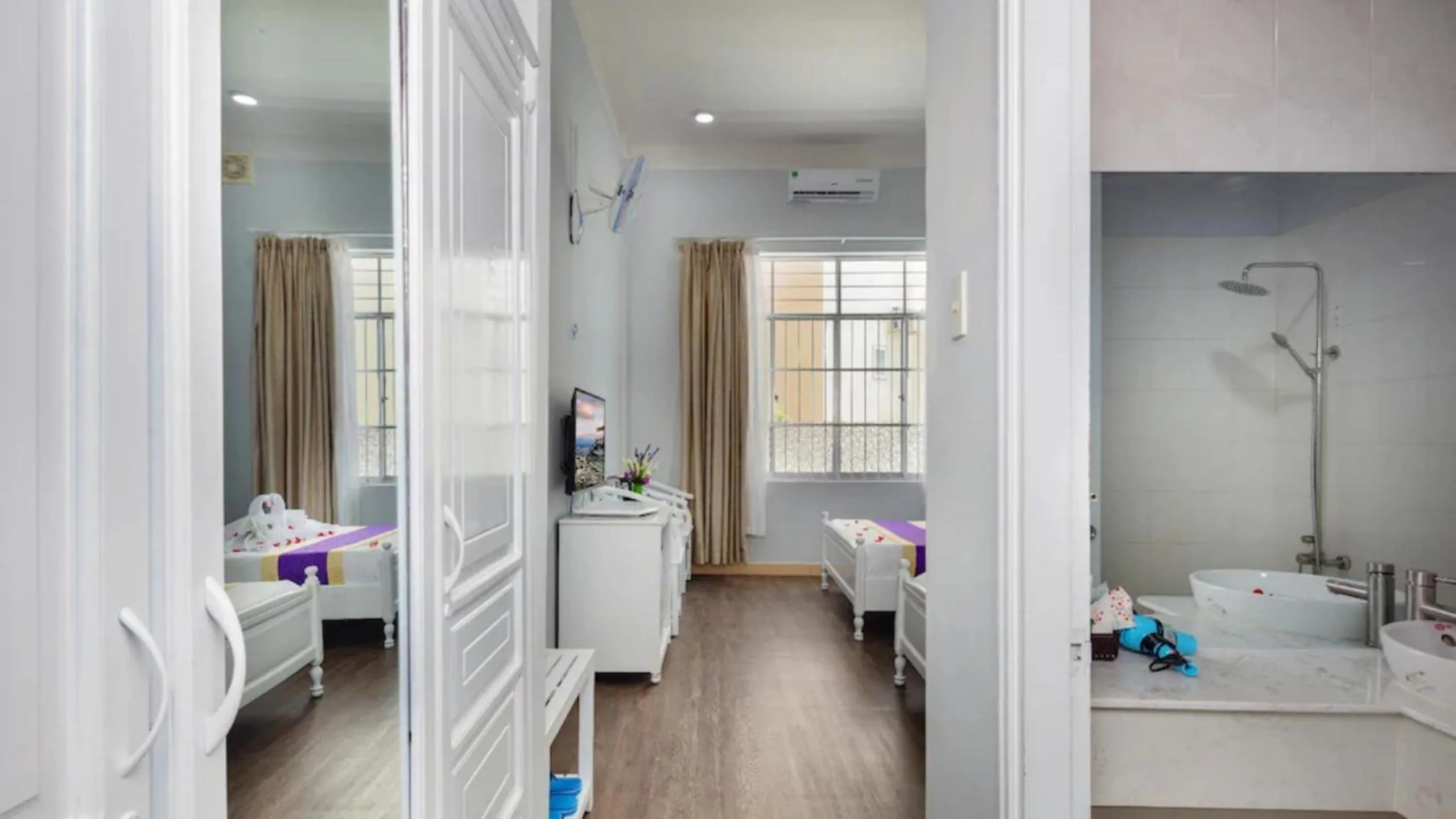 Bathroom, Bed in CCT Luxury Hotel