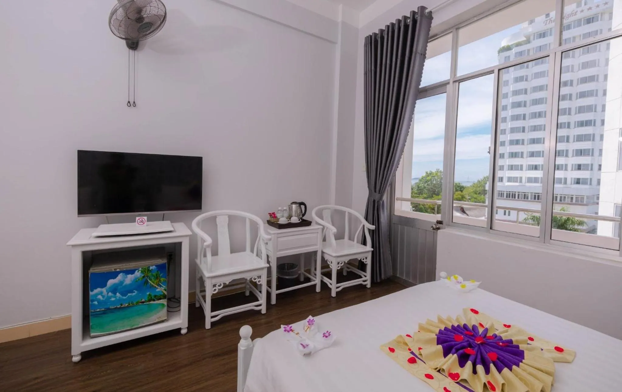 Photo of the whole room in CCT Luxury Hotel