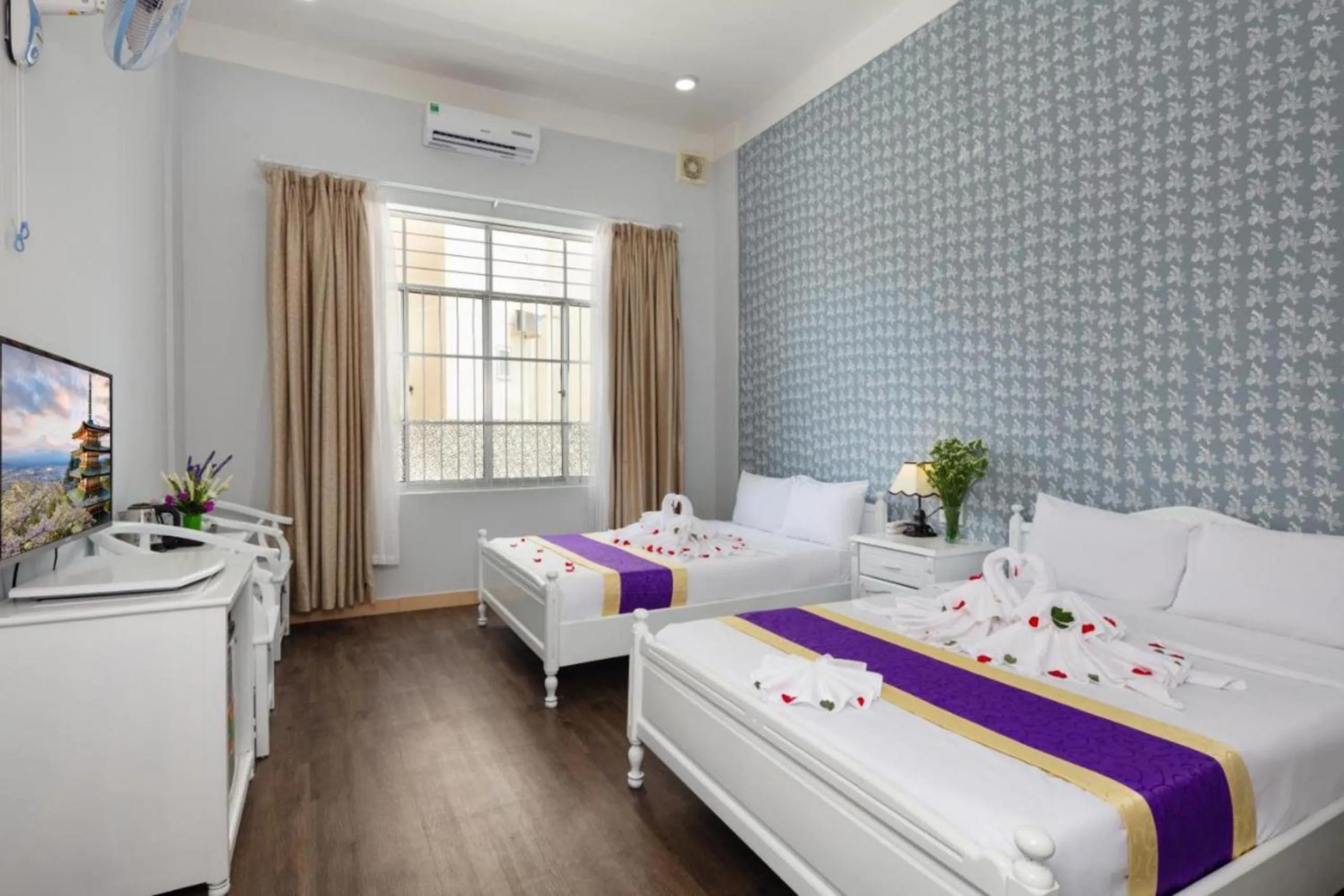 Bedroom, Bed in CCT Luxury Hotel