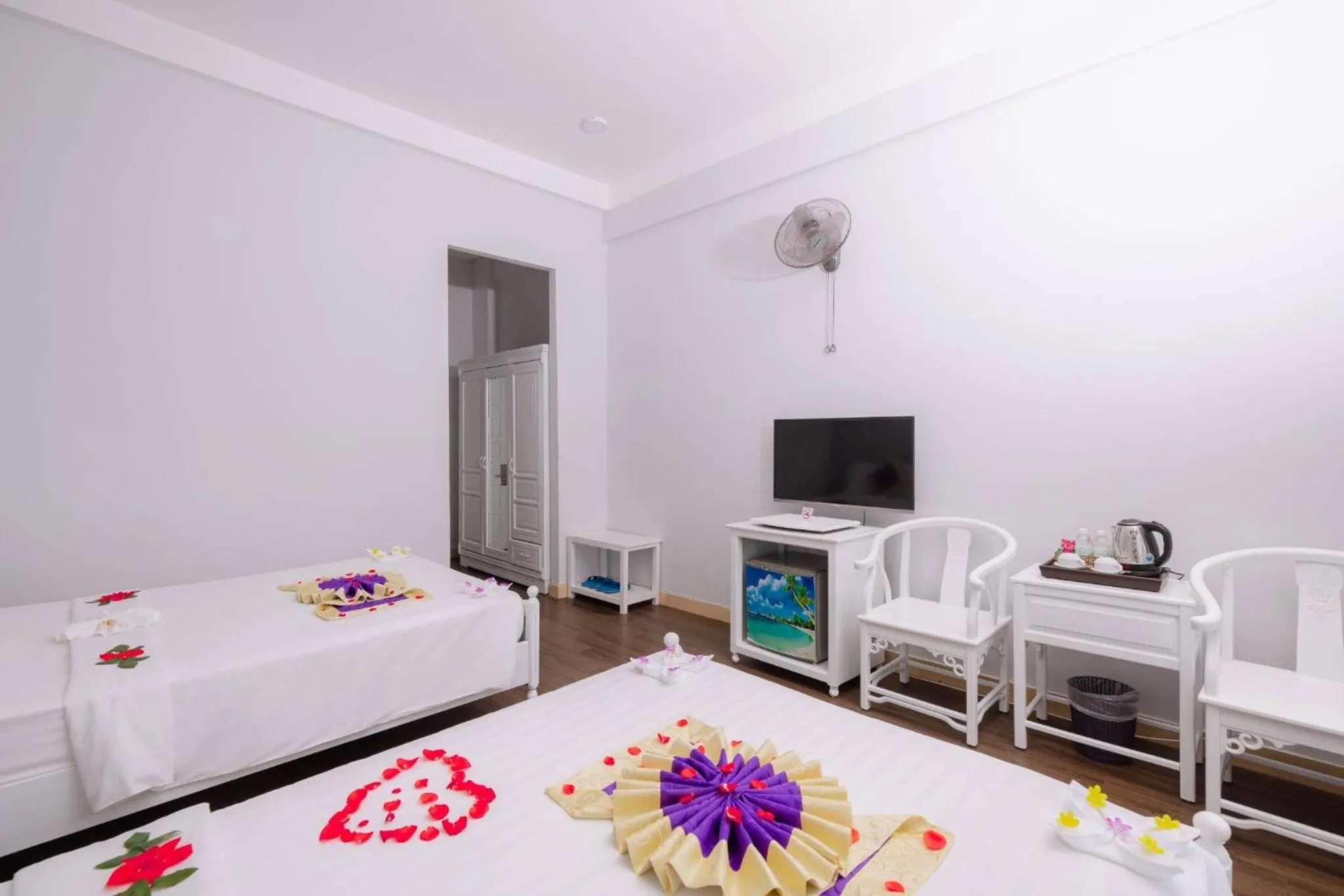 Communal lounge/ TV room, Bed in CCT Luxury Hotel