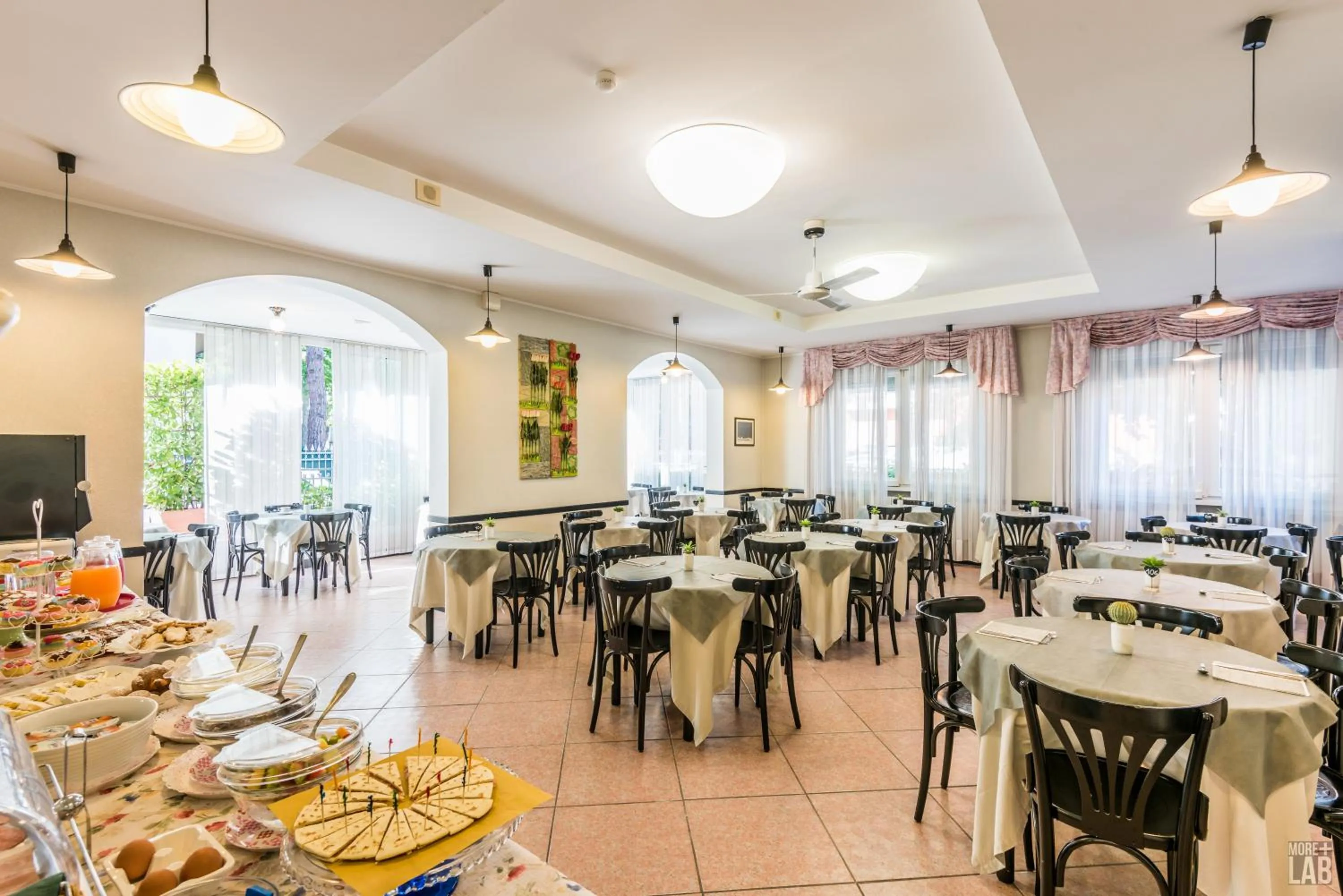 Restaurant/places to eat in B&B Hotel Souvenir