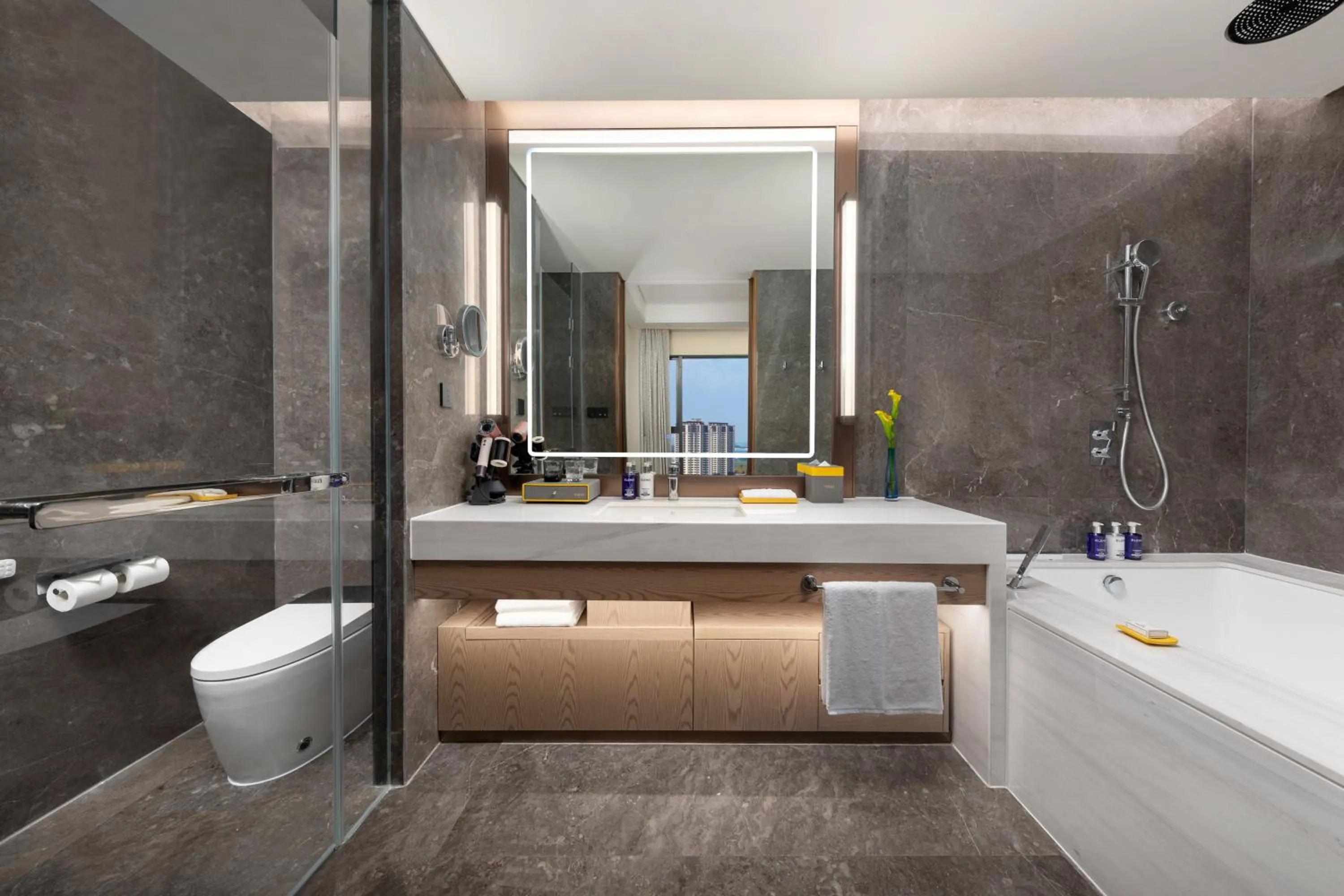 Shower in voco Jincheng Danhe by IHG