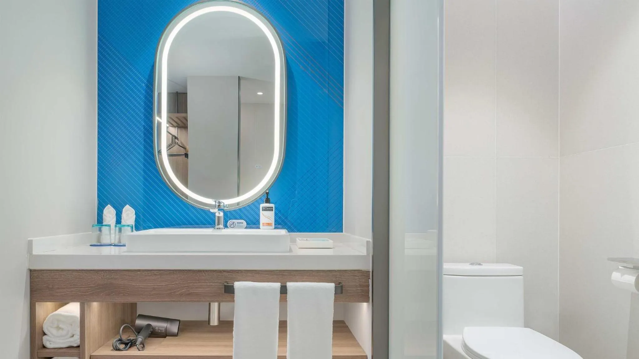 Photo of the whole room in Holiday Inn Express Wuhan Jinyin Lake