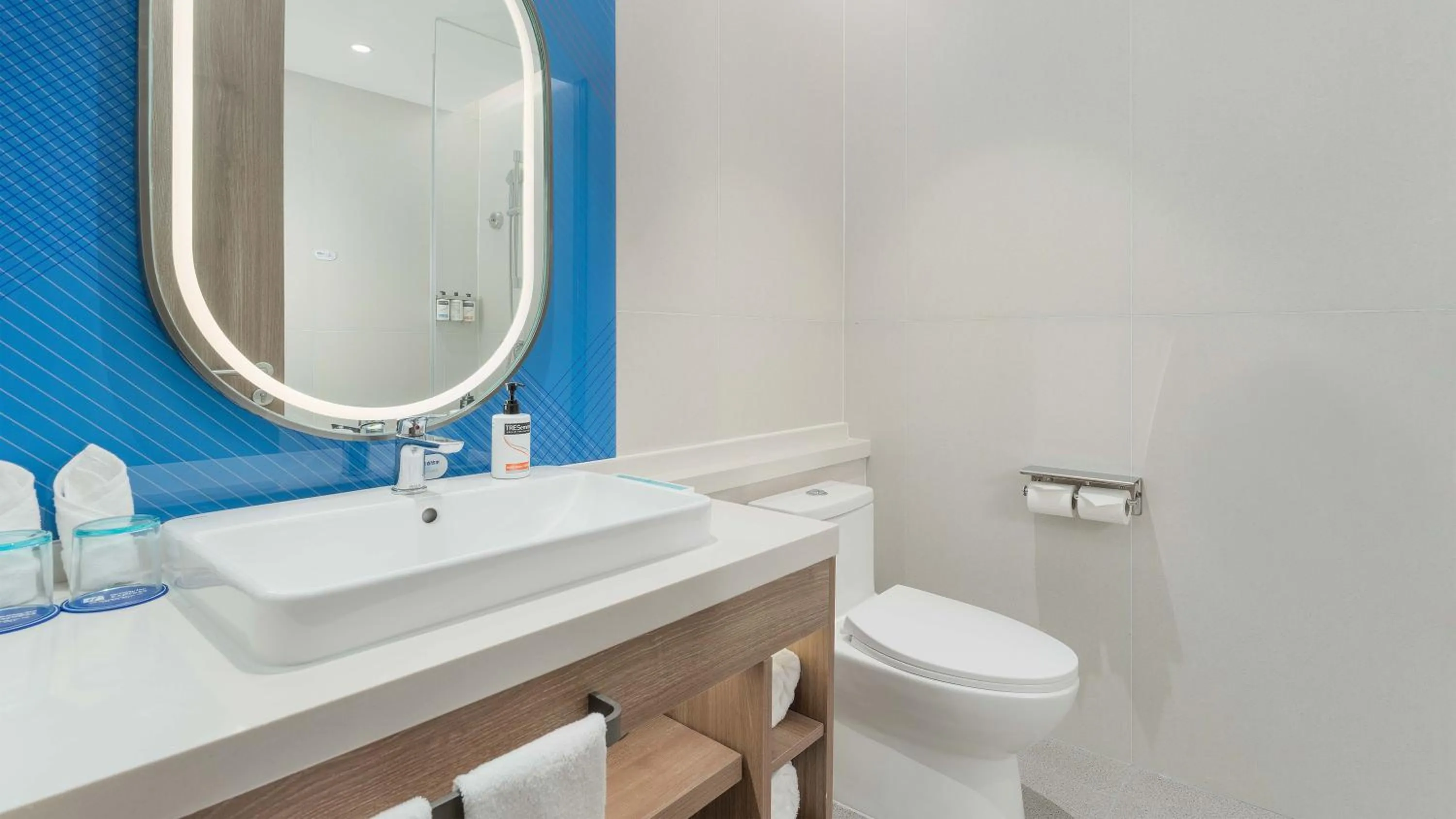 Toilet in Holiday Inn Express Wuhan Jinyin Lake