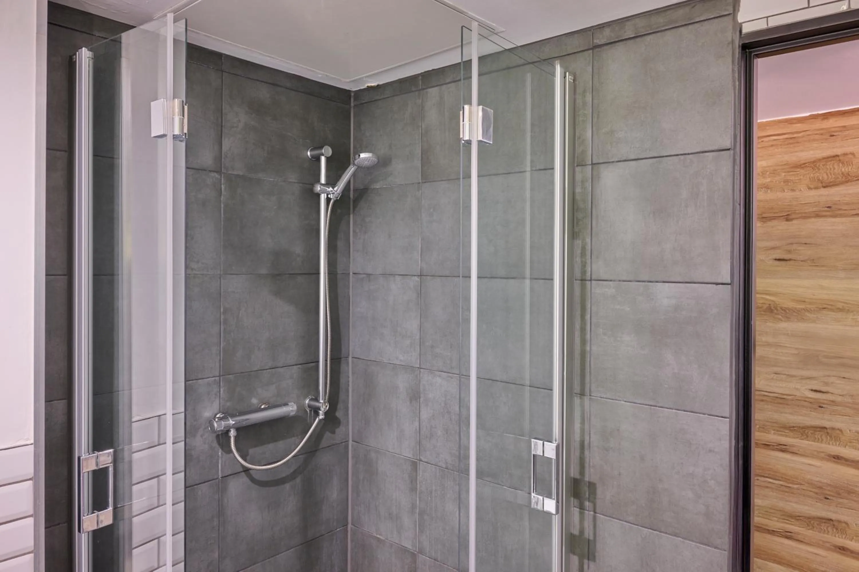 Shower in Generator Paris