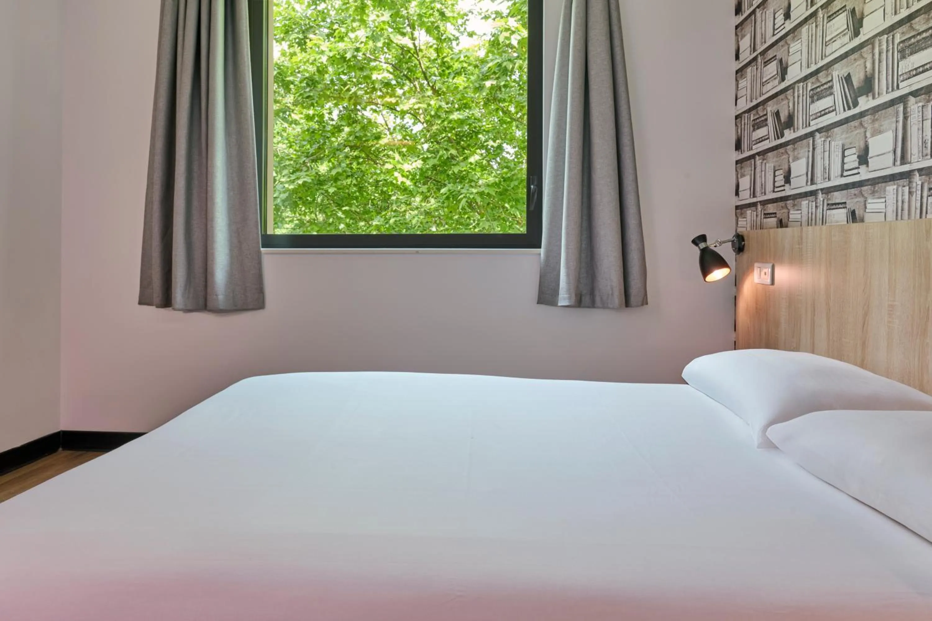 Bed in Generator Paris