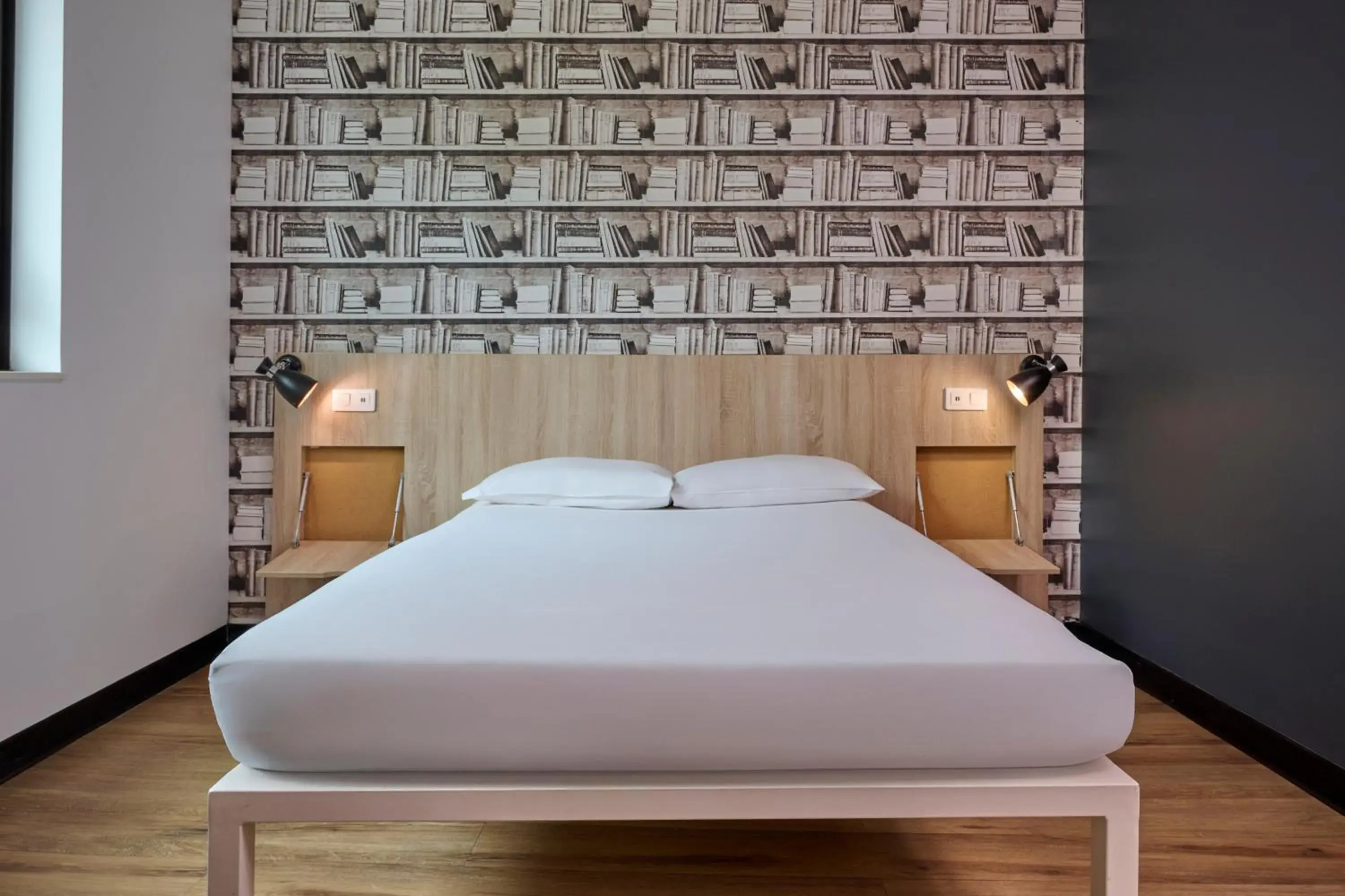 Deluxe Queen Room in Generator Paris Deluxe Queen Room in Generator Paris