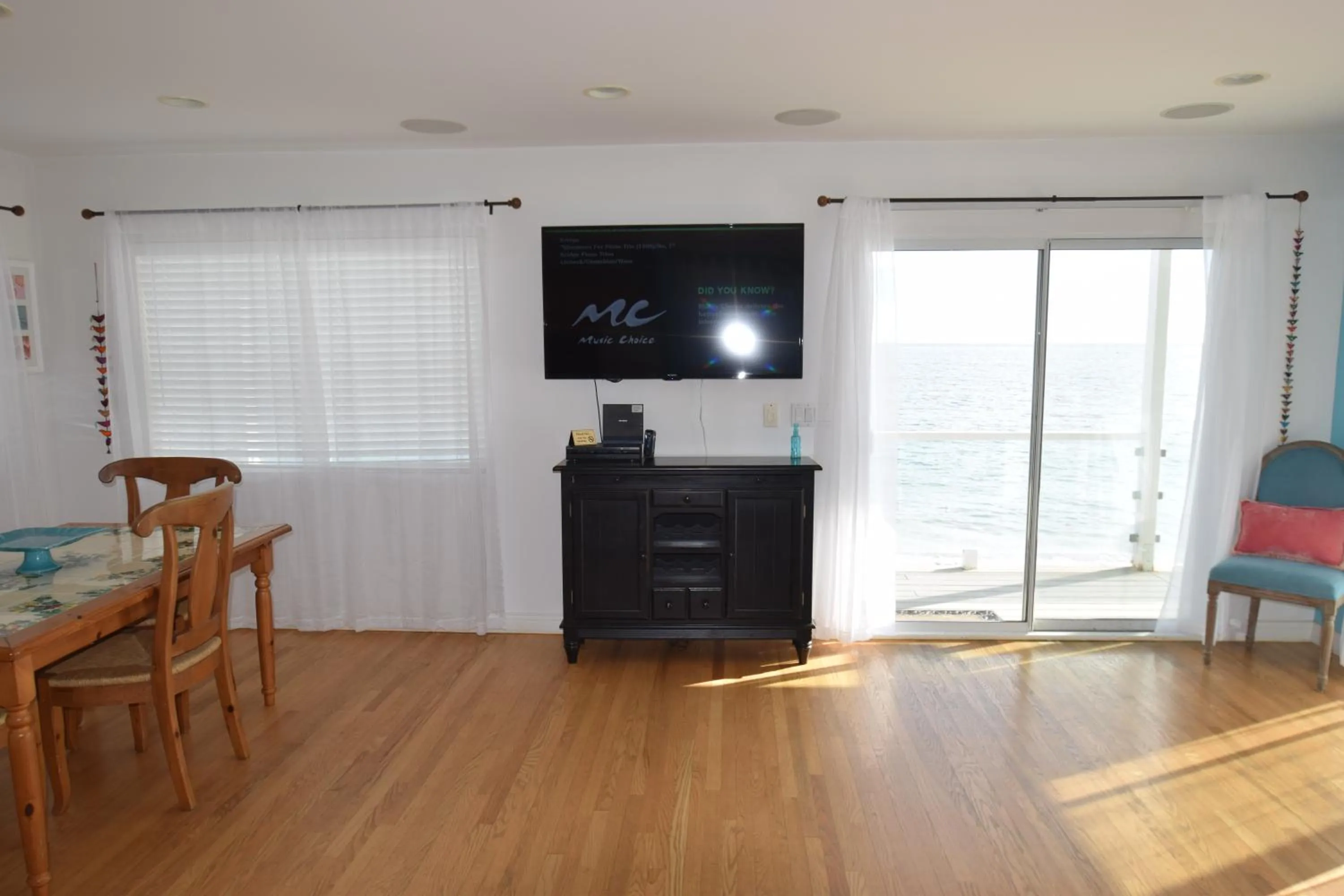 TV and multimedia in Malibu Private Beach Apartments