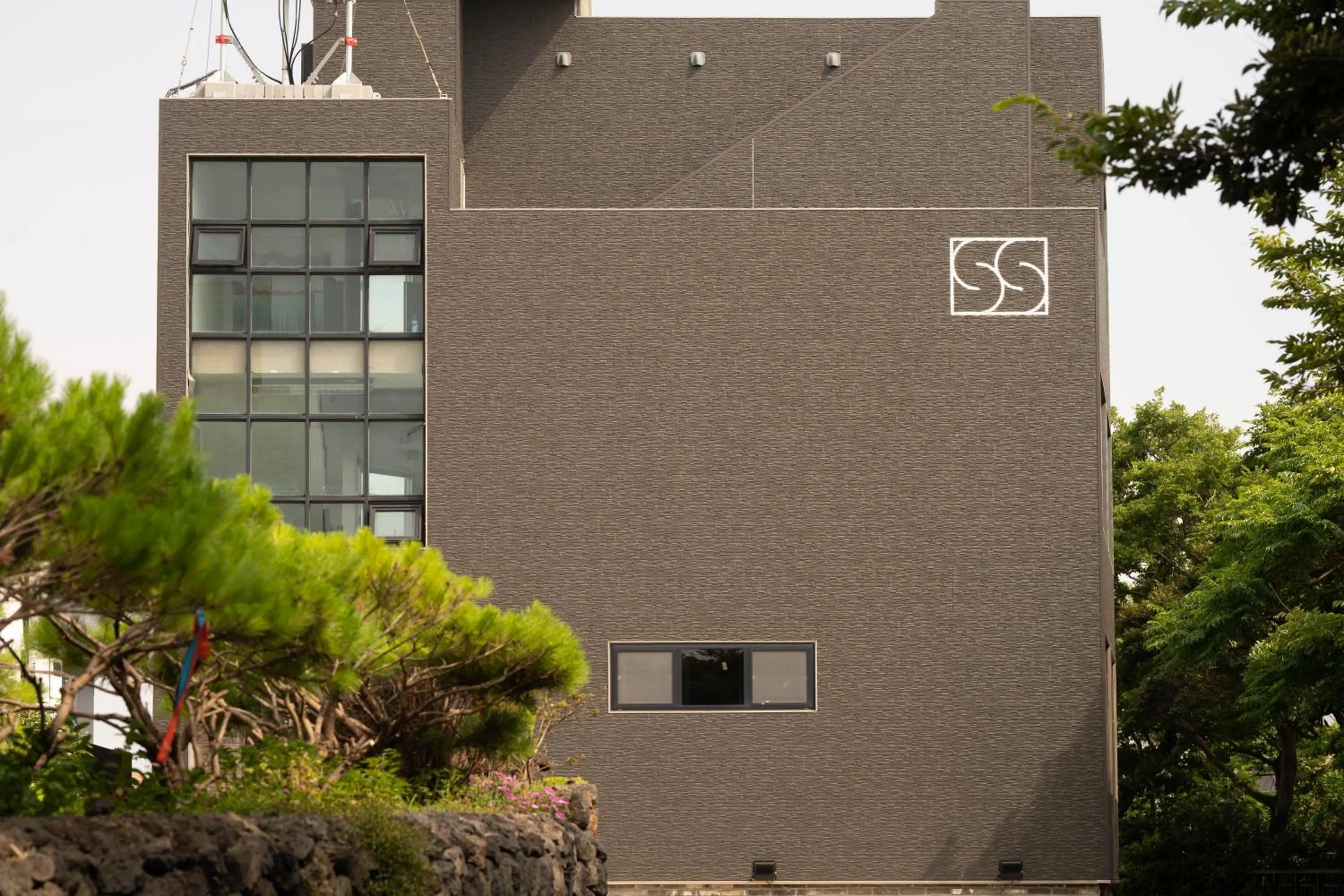 Property building in Backpackers Villa