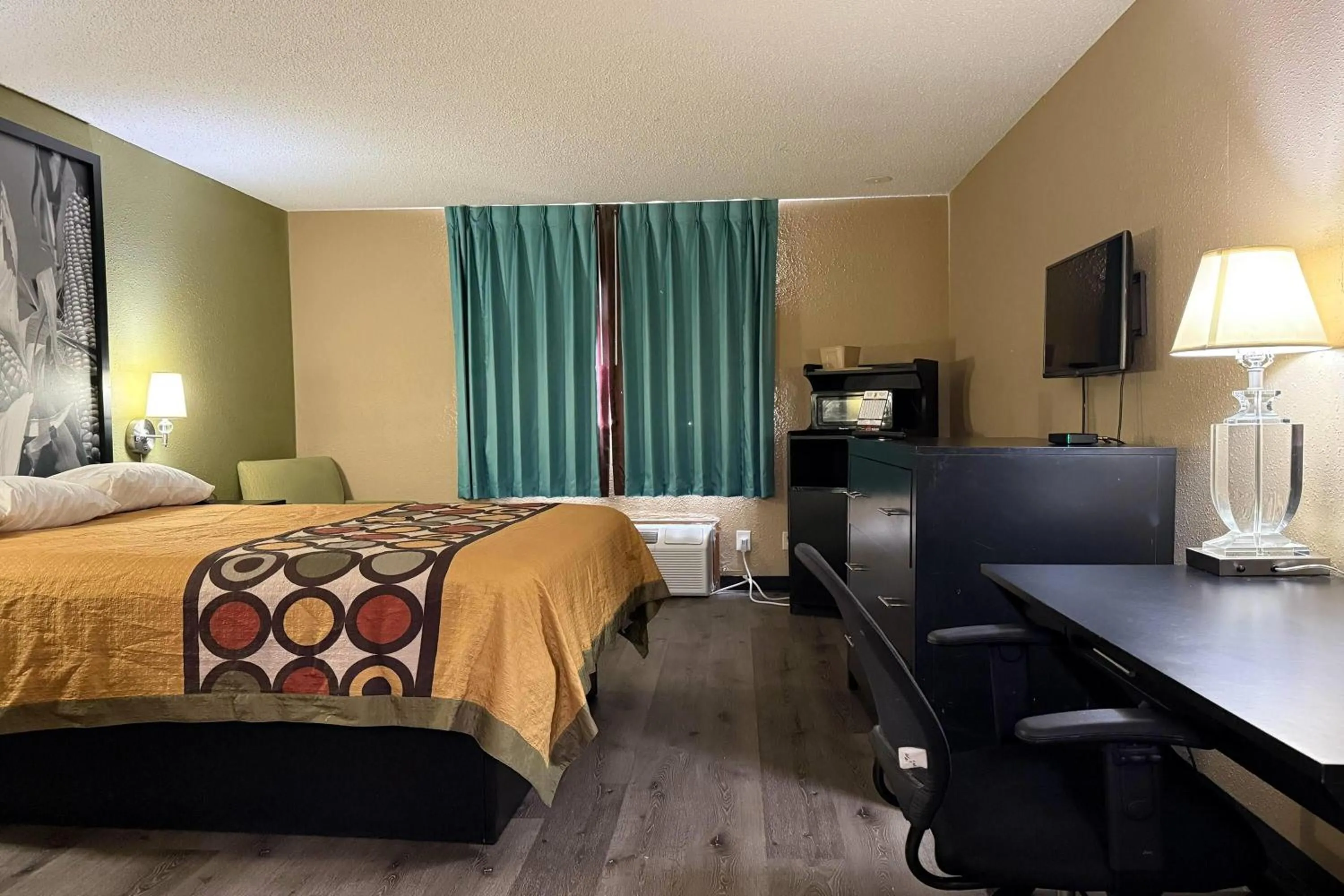 Photo of the whole room, Bed in Super 8 by Wyndham Mendota I-39