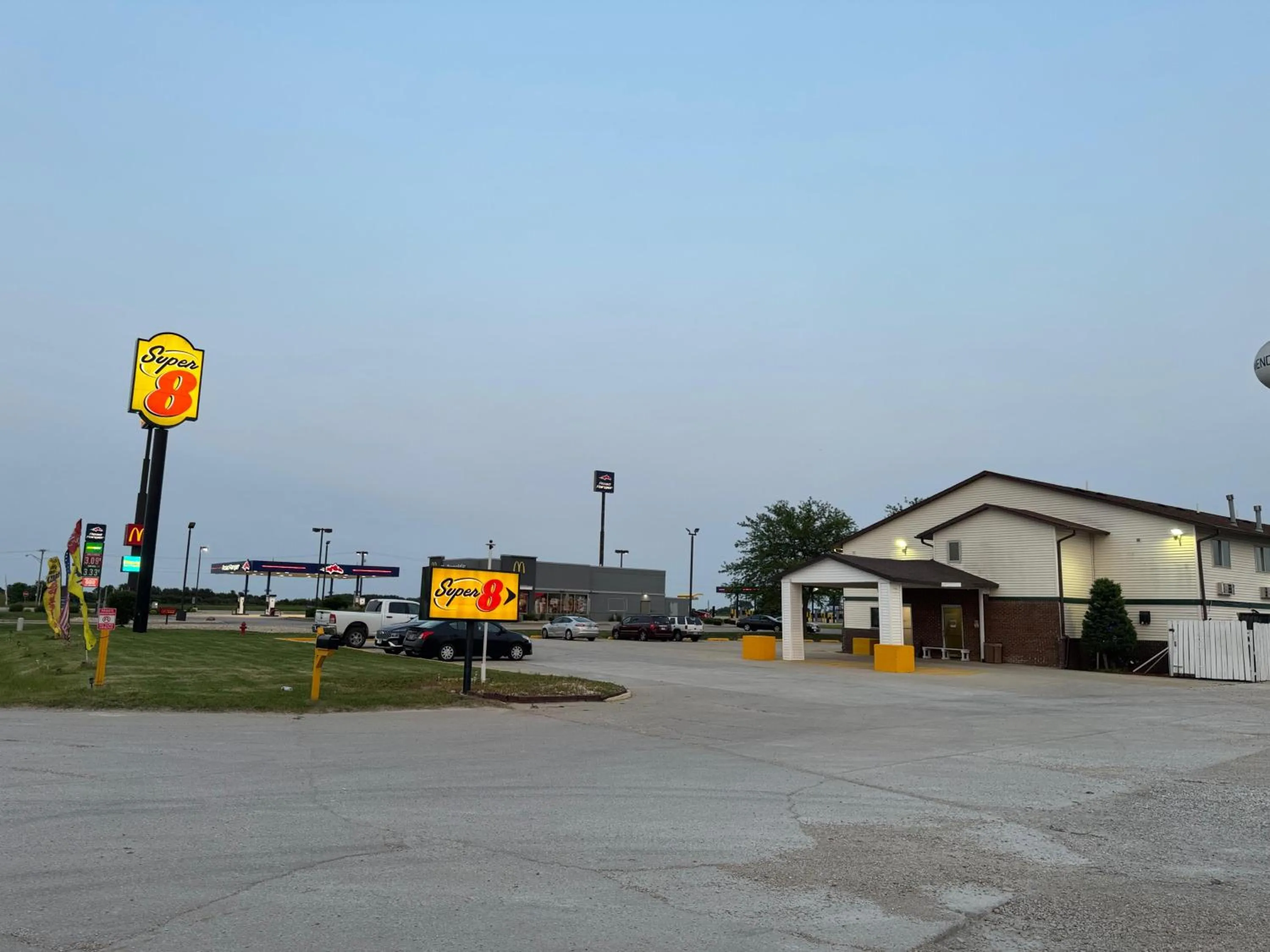 Property building in Super 8 by Wyndham Mendota I-39