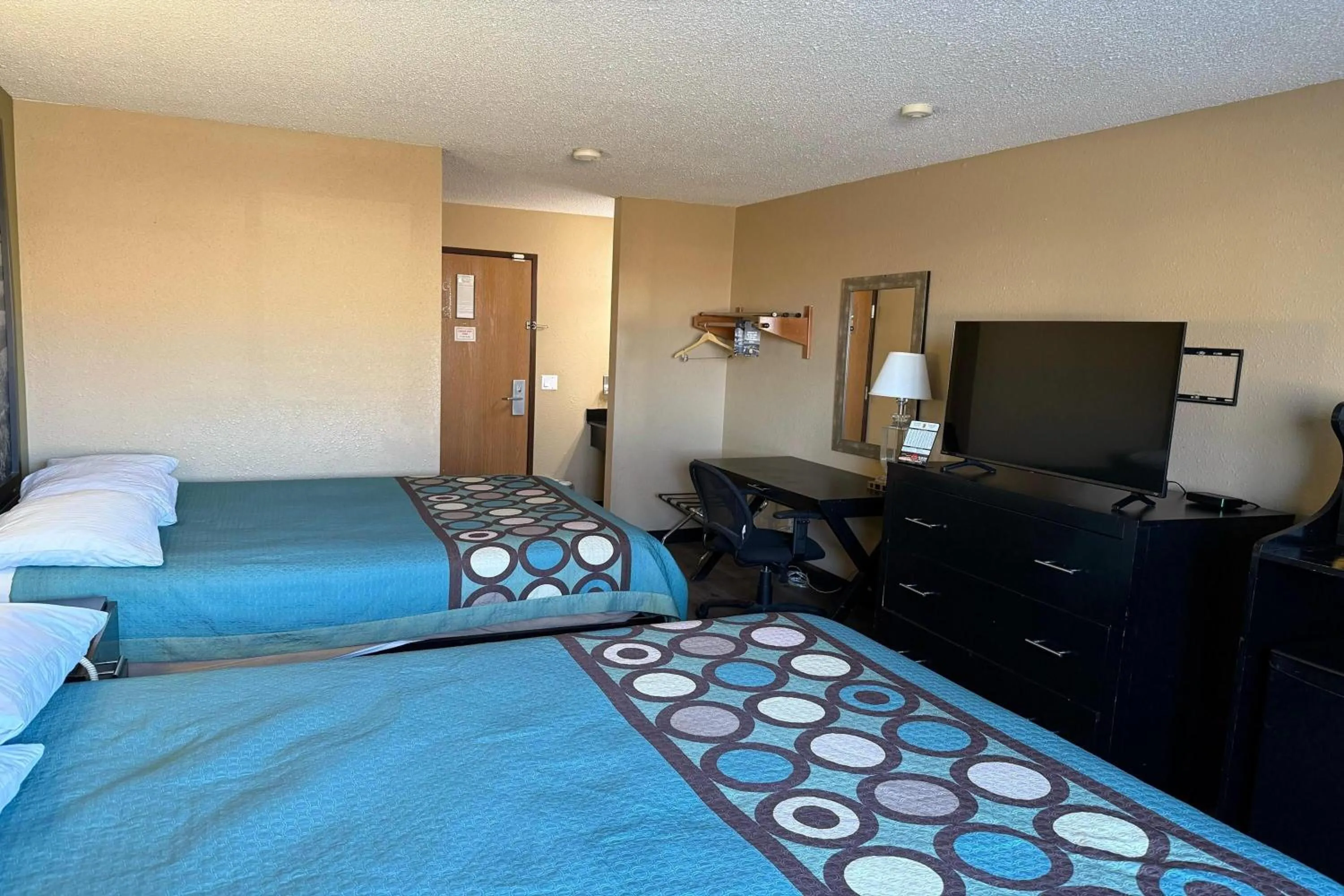 Photo of the whole room, Bed in Super 8 by Wyndham Mendota I-39