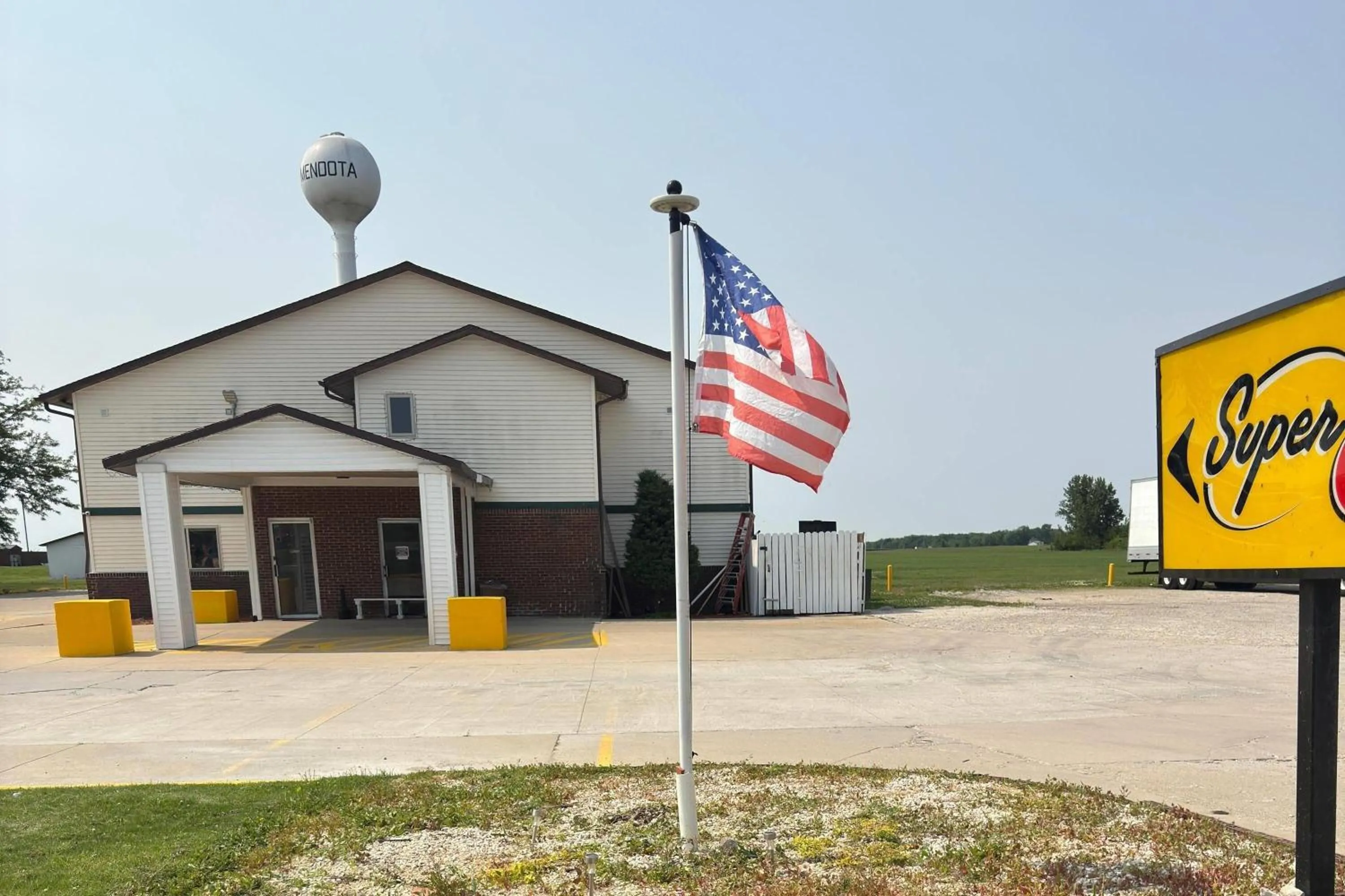 Property building in Super 8 by Wyndham Mendota I-39