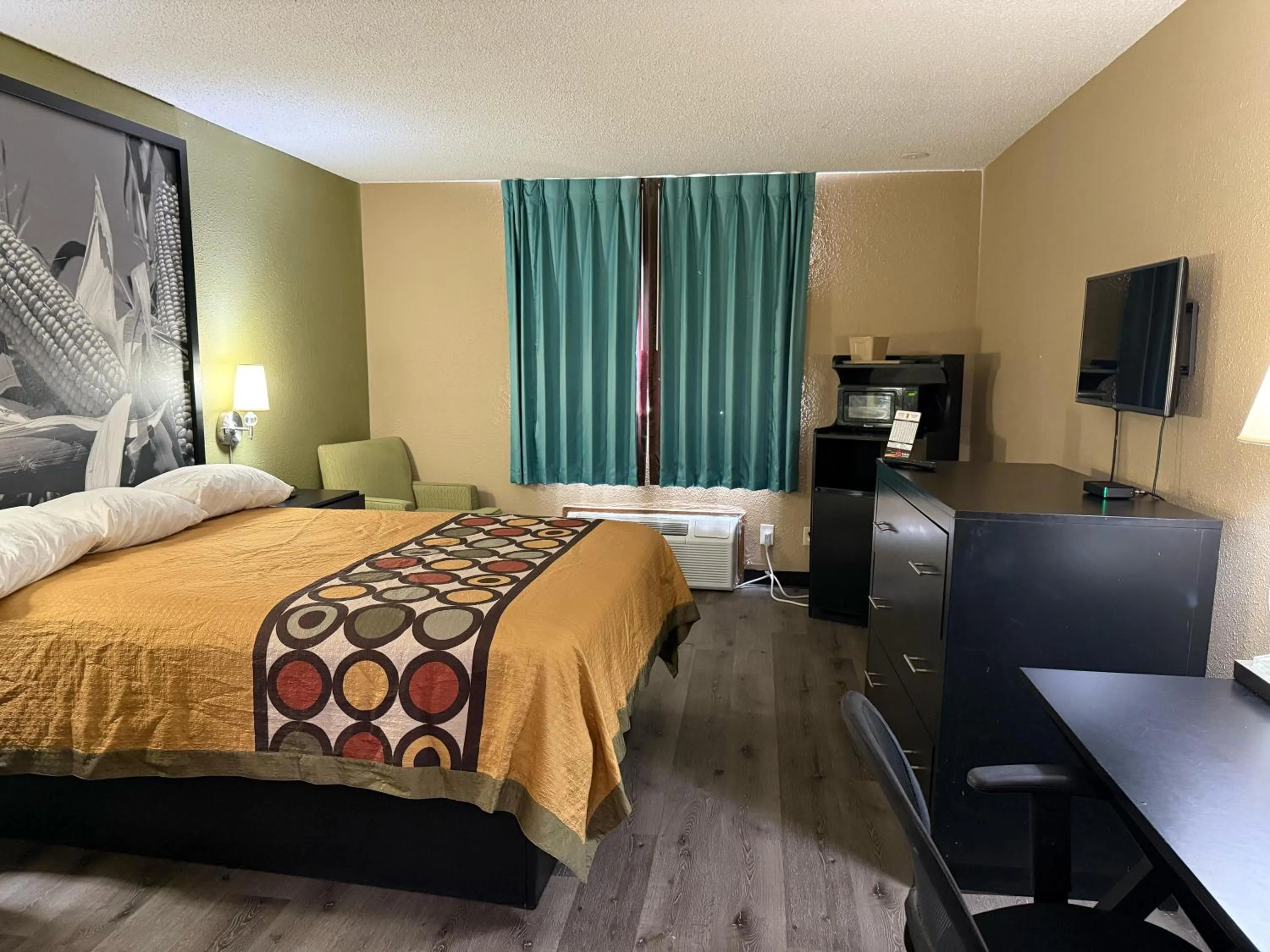 Communal lounge/ TV room, Bed in Super 8 by Wyndham Mendota I-39