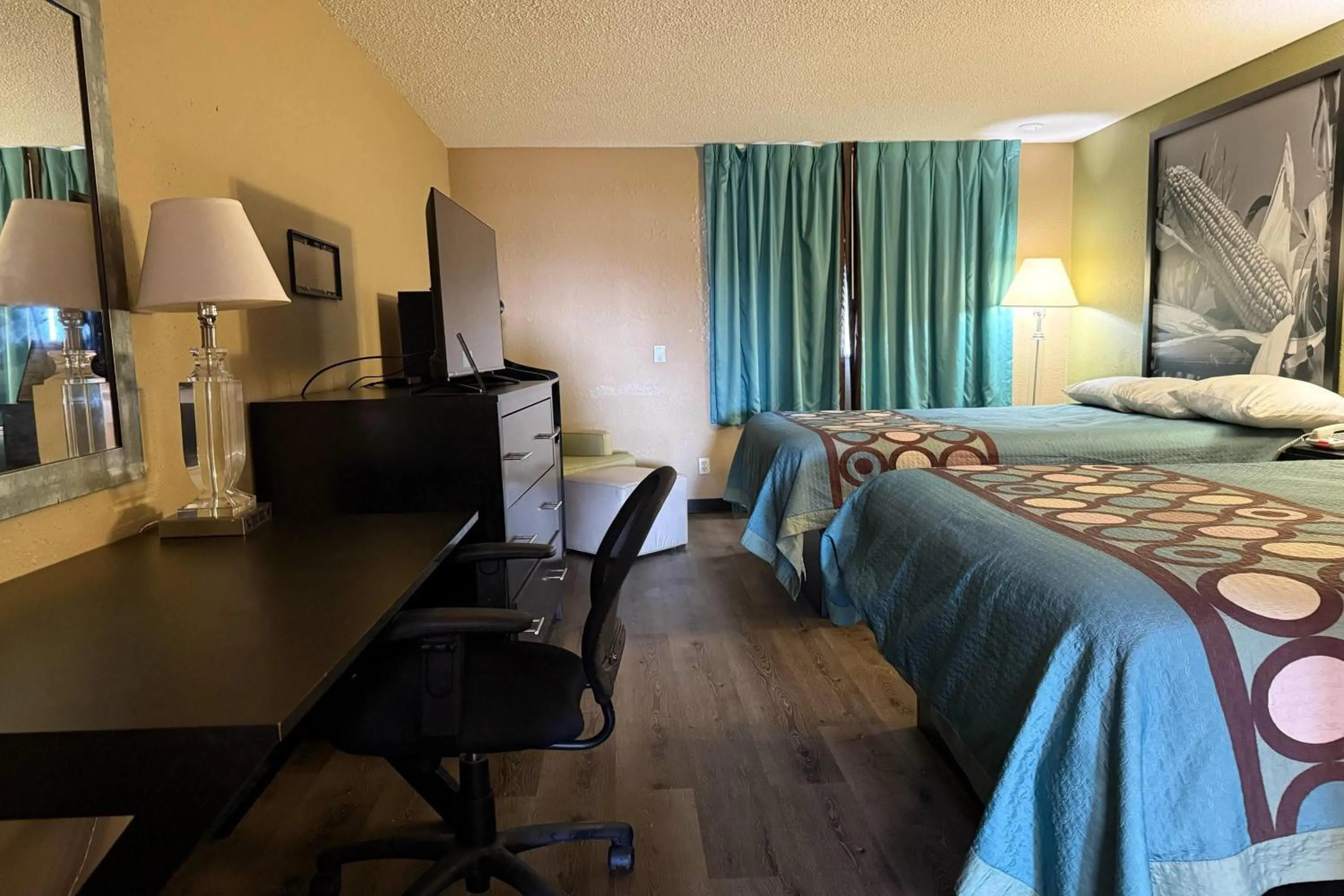 Photo of the whole room, Bed in Super 8 by Wyndham Mendota I-39