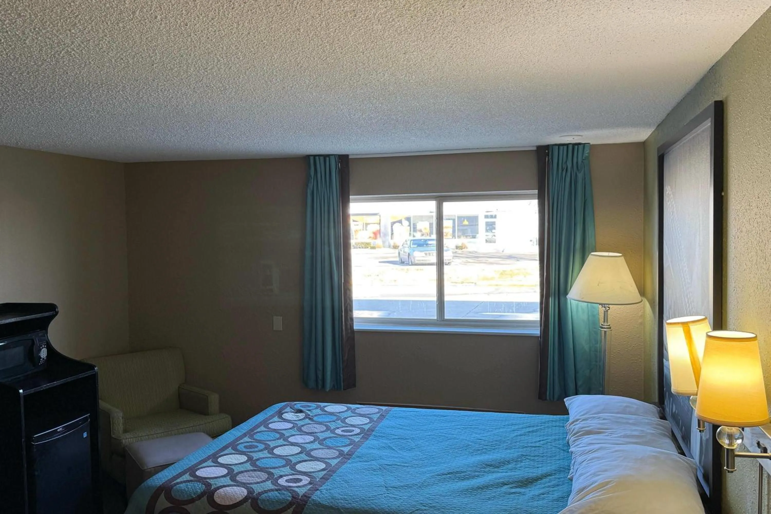 Photo of the whole room, Bed in Super 8 by Wyndham Mendota I-39