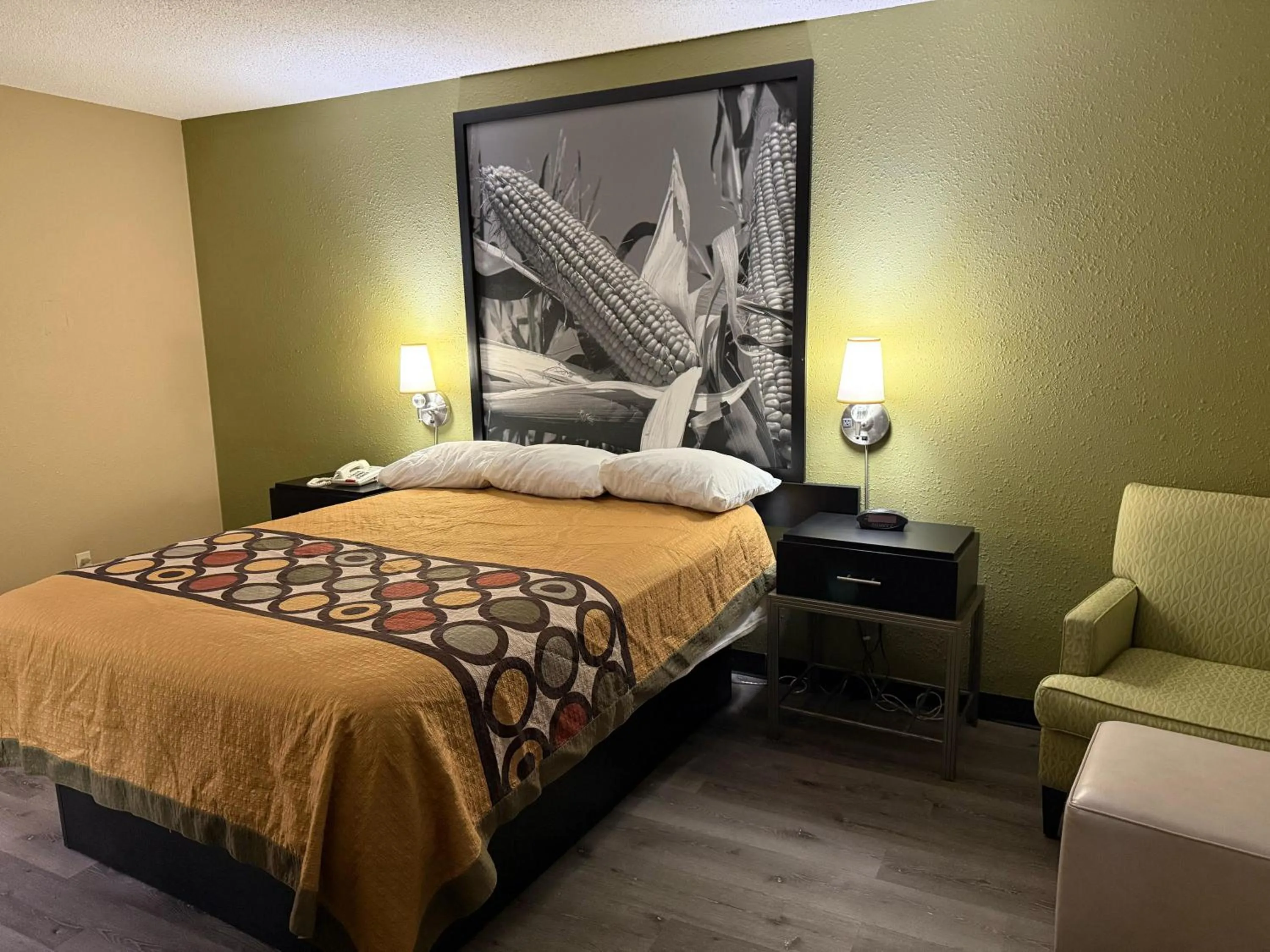 Bed in Super 8 by Wyndham Mendota I-39