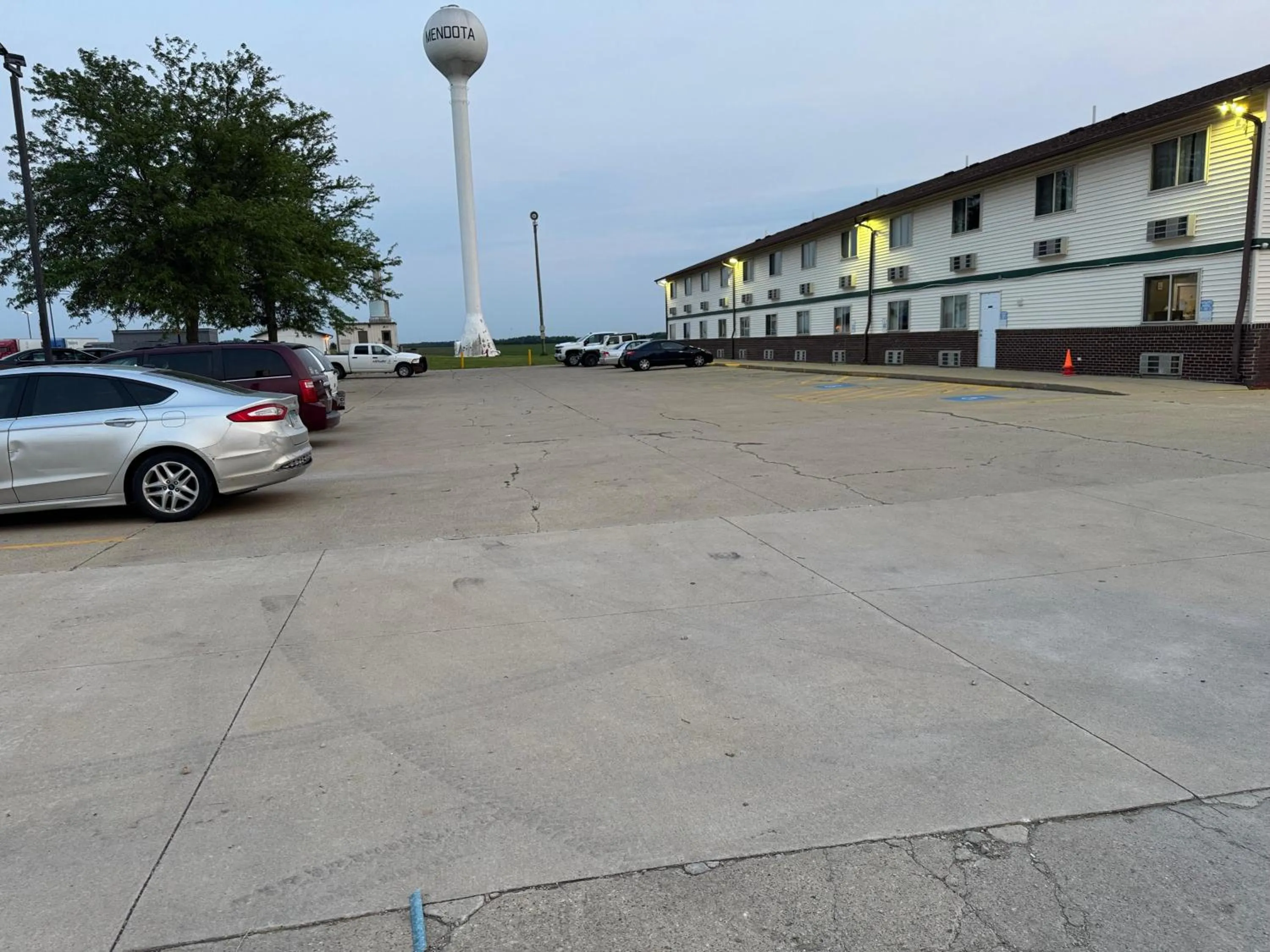 Parking in Super 8 by Wyndham Mendota I-39