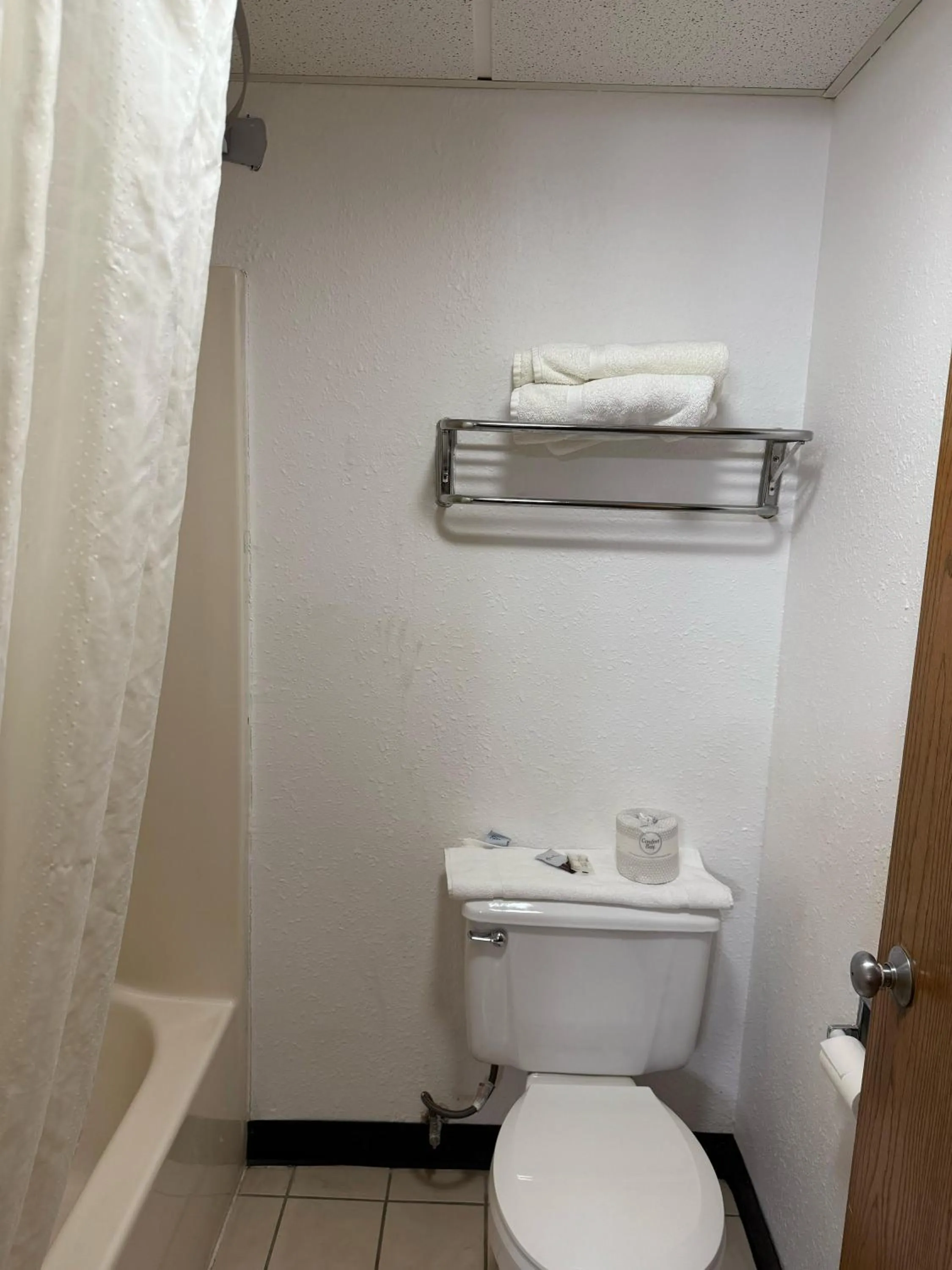 Bathroom in Super 8 by Wyndham Mendota I-39