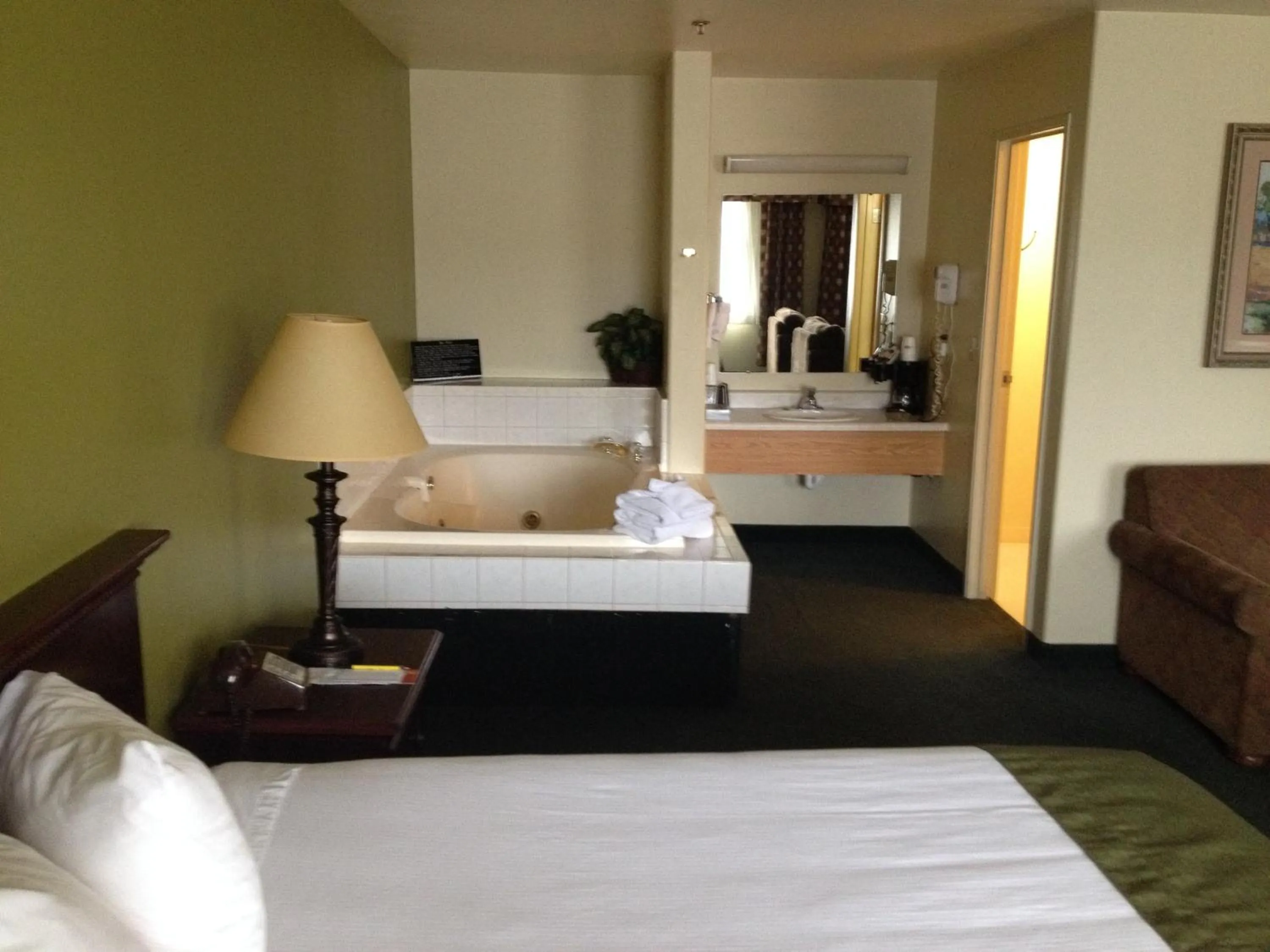 Photo of the whole room, Bed in Super 8 by Wyndham McCall