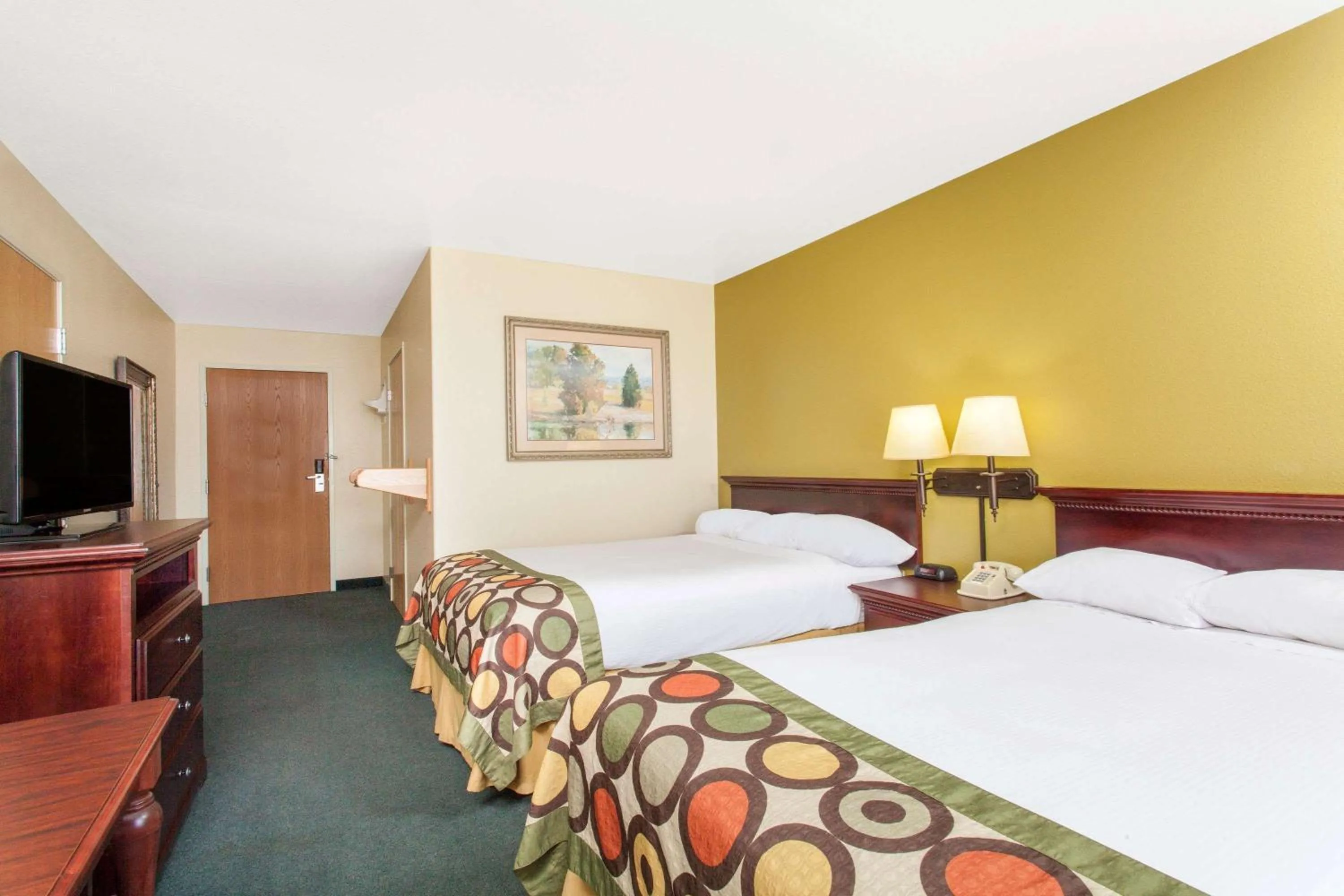 Photo of the whole room, Bed in Super 8 by Wyndham McCall