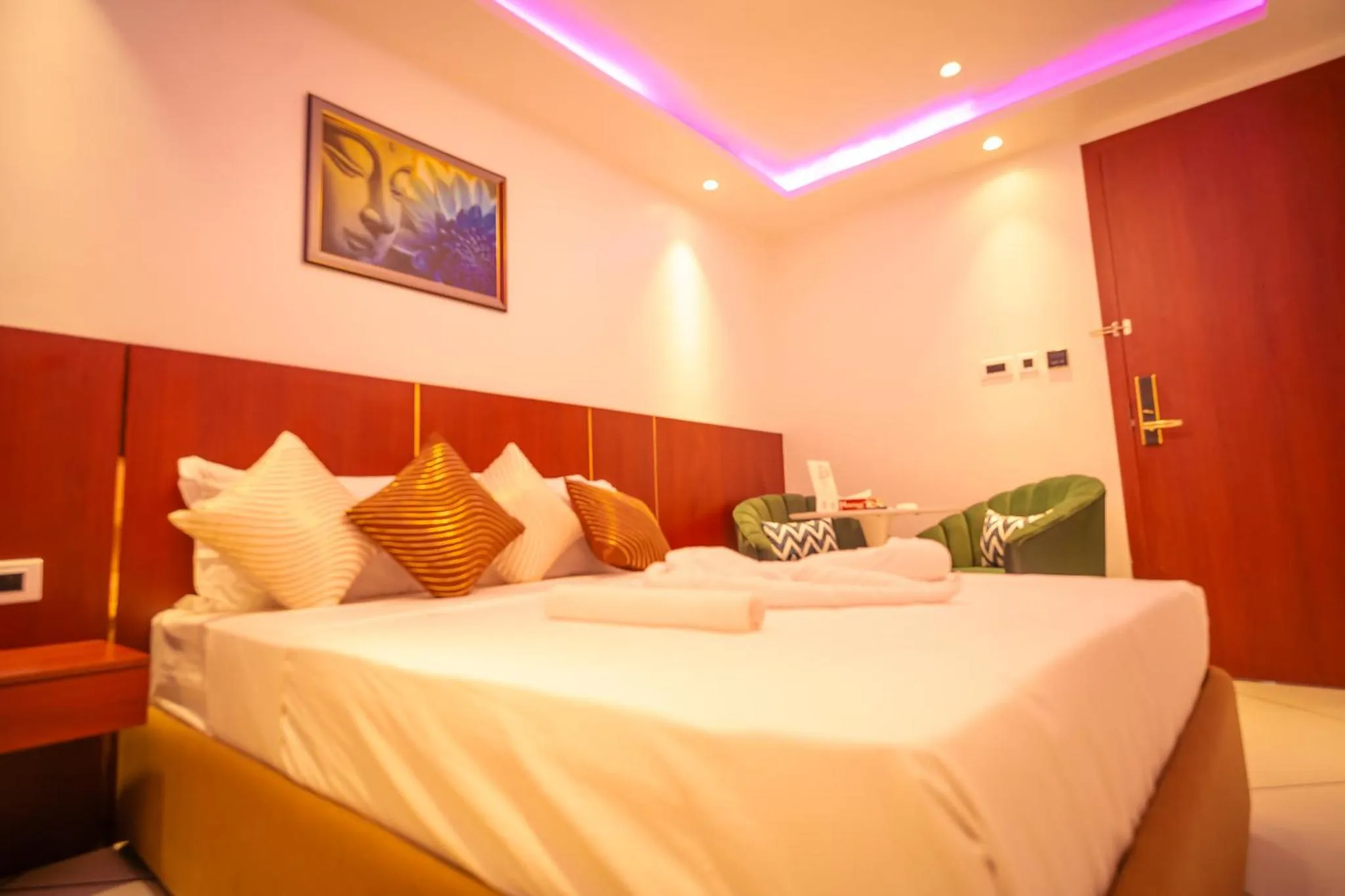 Bedroom, Bed in J60 Suites, Ashok Vihar - Near Netaji Subhash Place