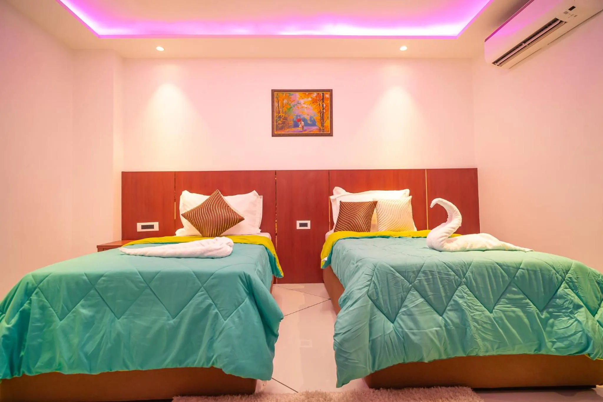 Bedroom, Bed in J60 Suites, Ashok Vihar - Near Netaji Subhash Place