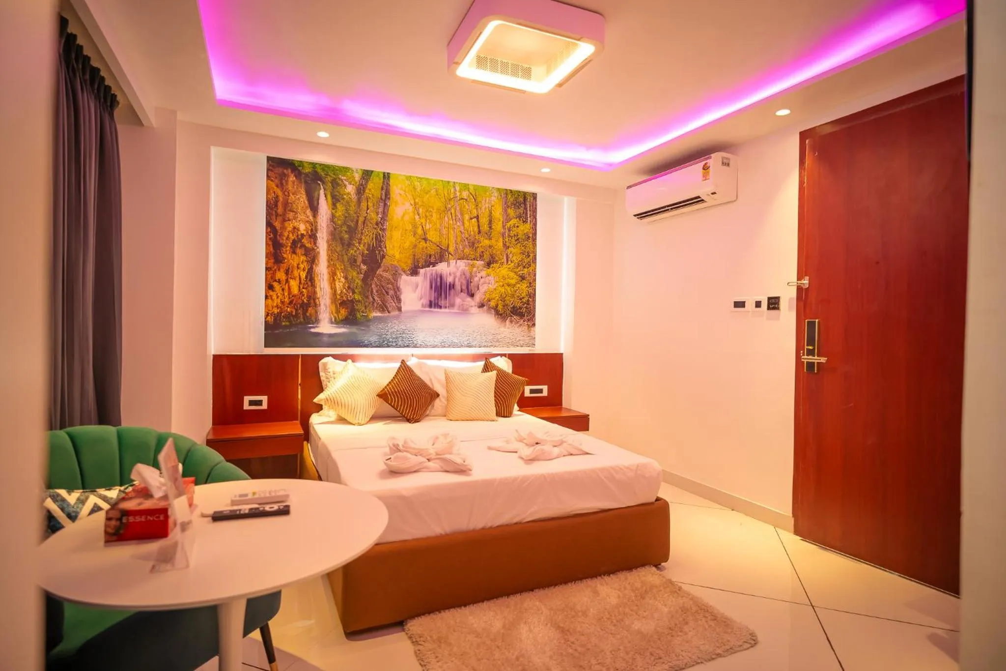 Bedroom, Bed in J60 Suites, Ashok Vihar - Near Netaji Subhash Place