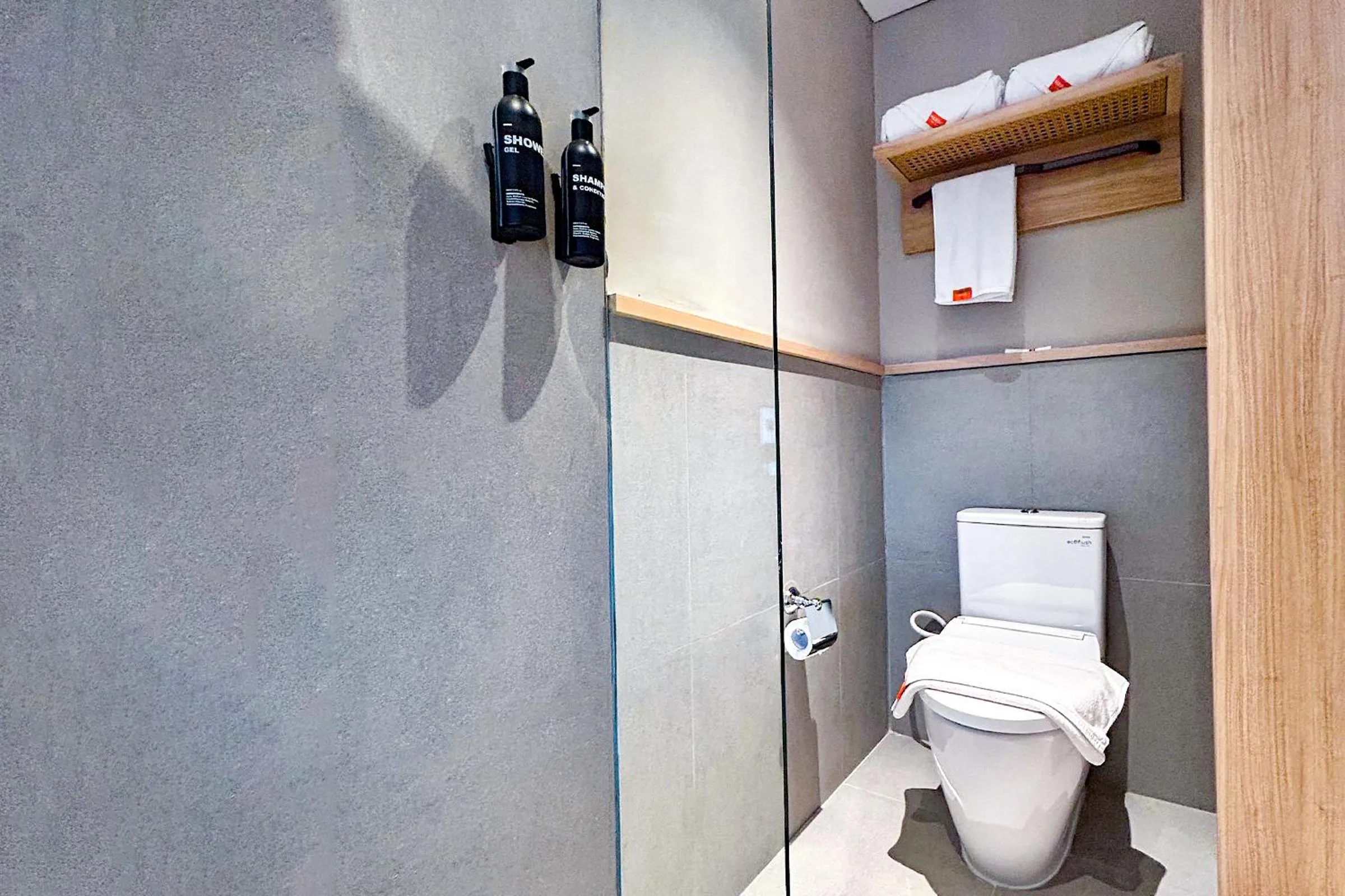 Shower in HARRIS Hotel and Conventions Denpasar Bali