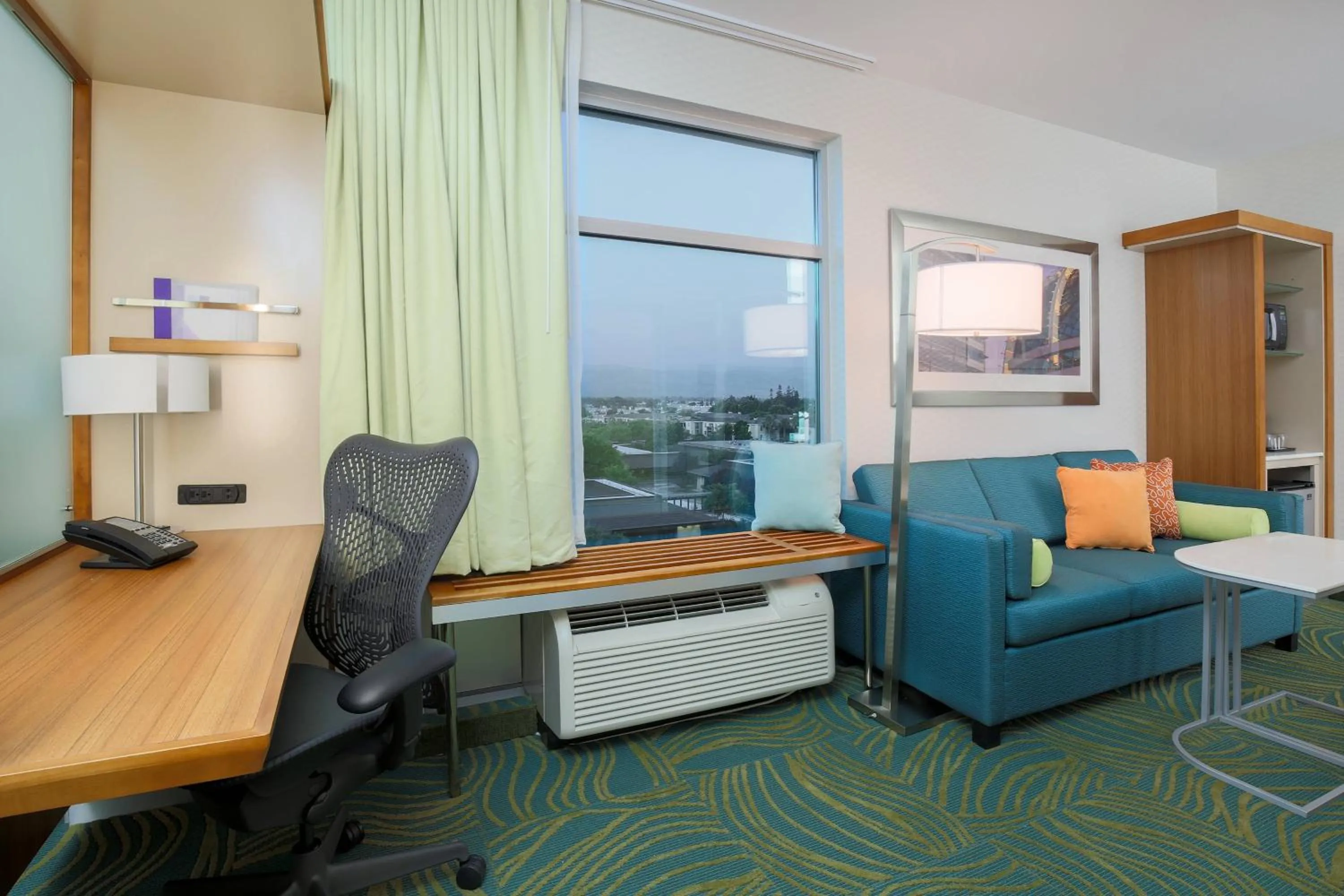 Living room in SpringHill Suites by Marriott San Jose Airport