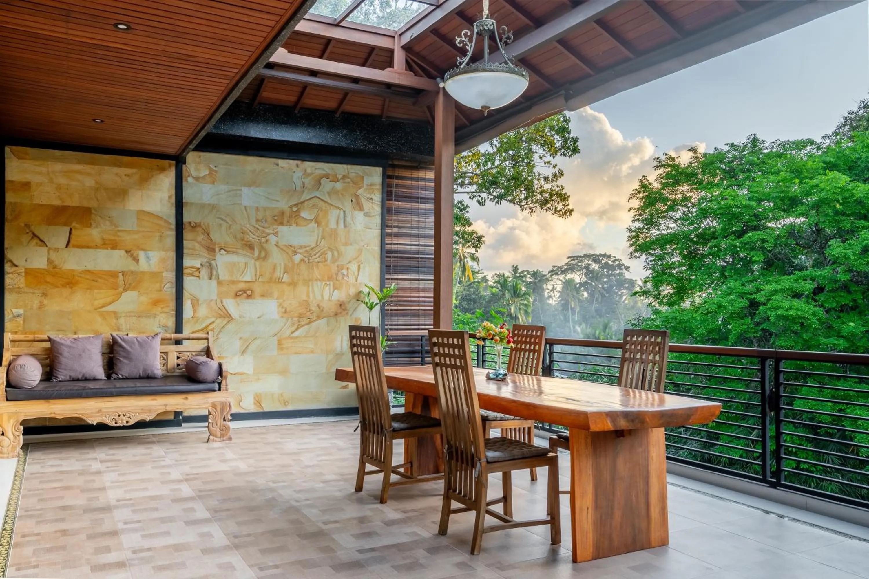 Dining area in Maru Fortuna Villa by Moria