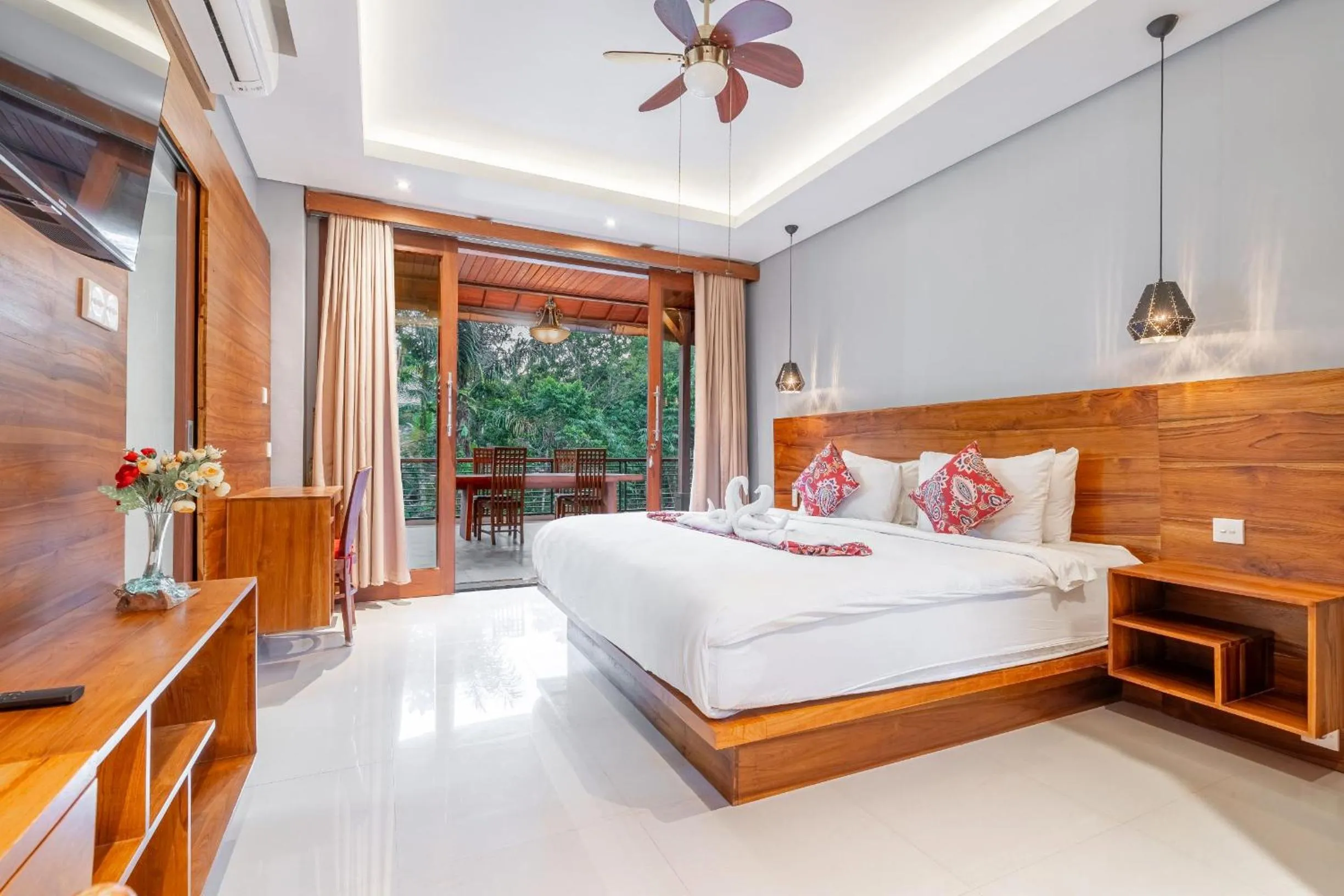 Bed in Maru Fortuna Villa by Moria