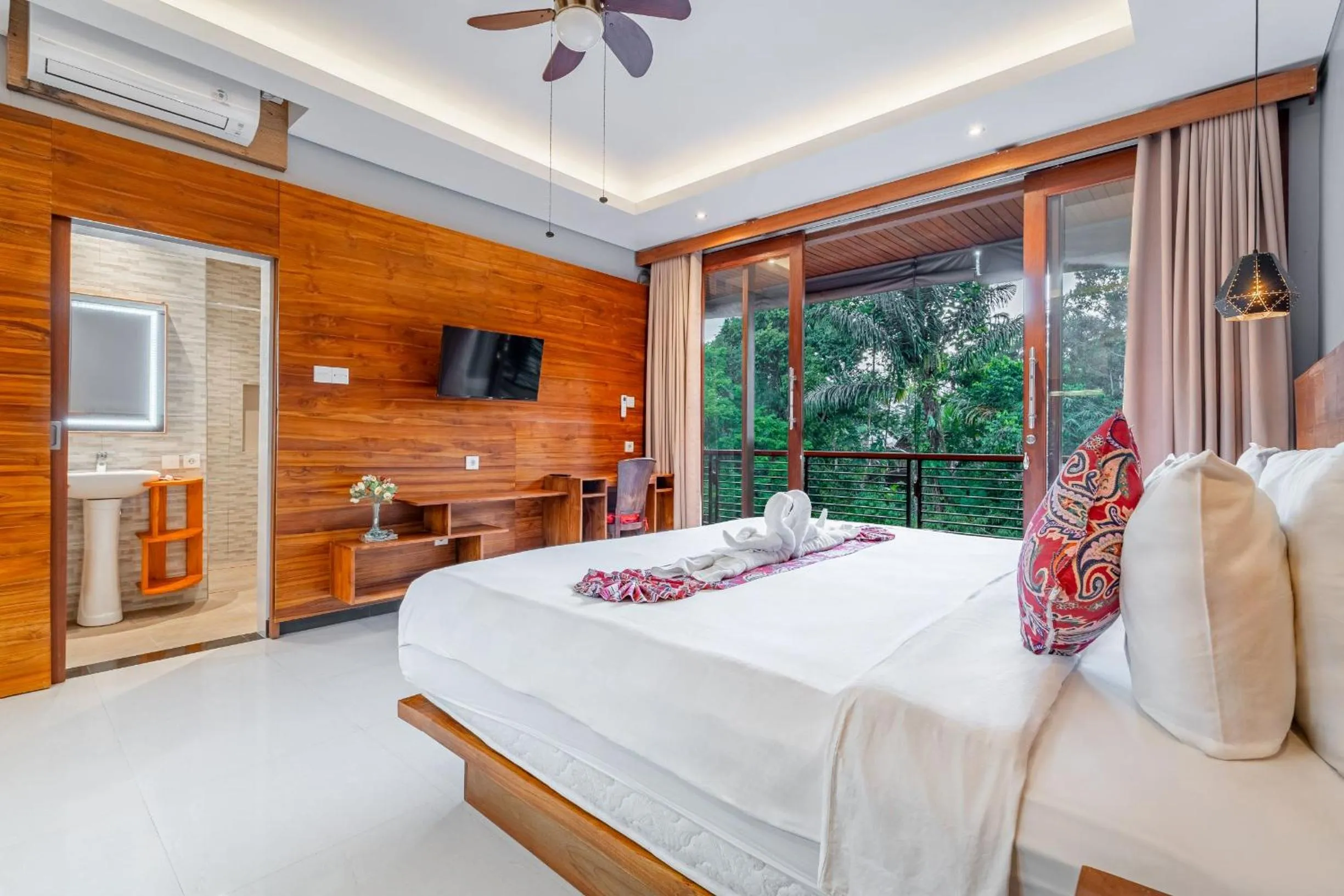 Bed in Maru Fortuna Villa by Moria