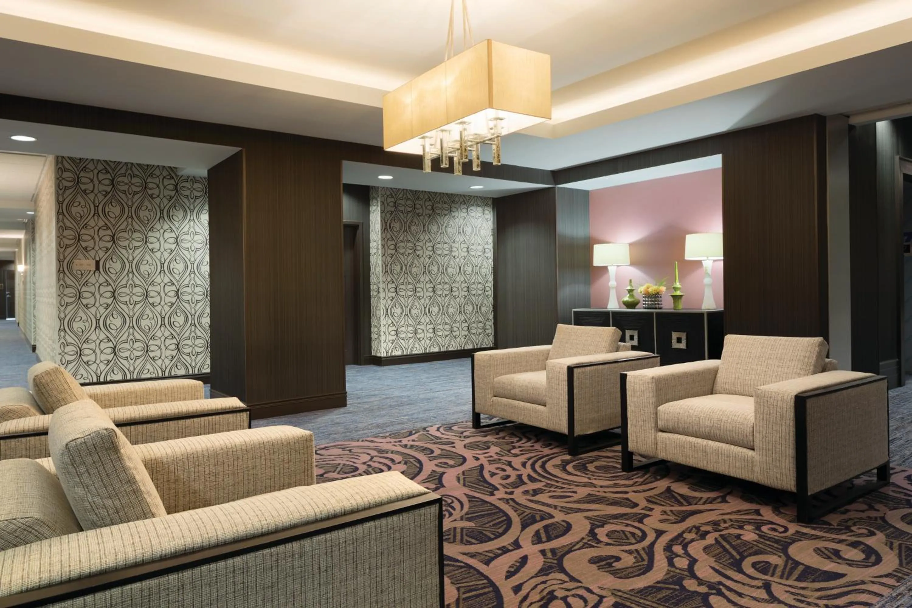 Seating area in Embassy Suites Louisville Downtown