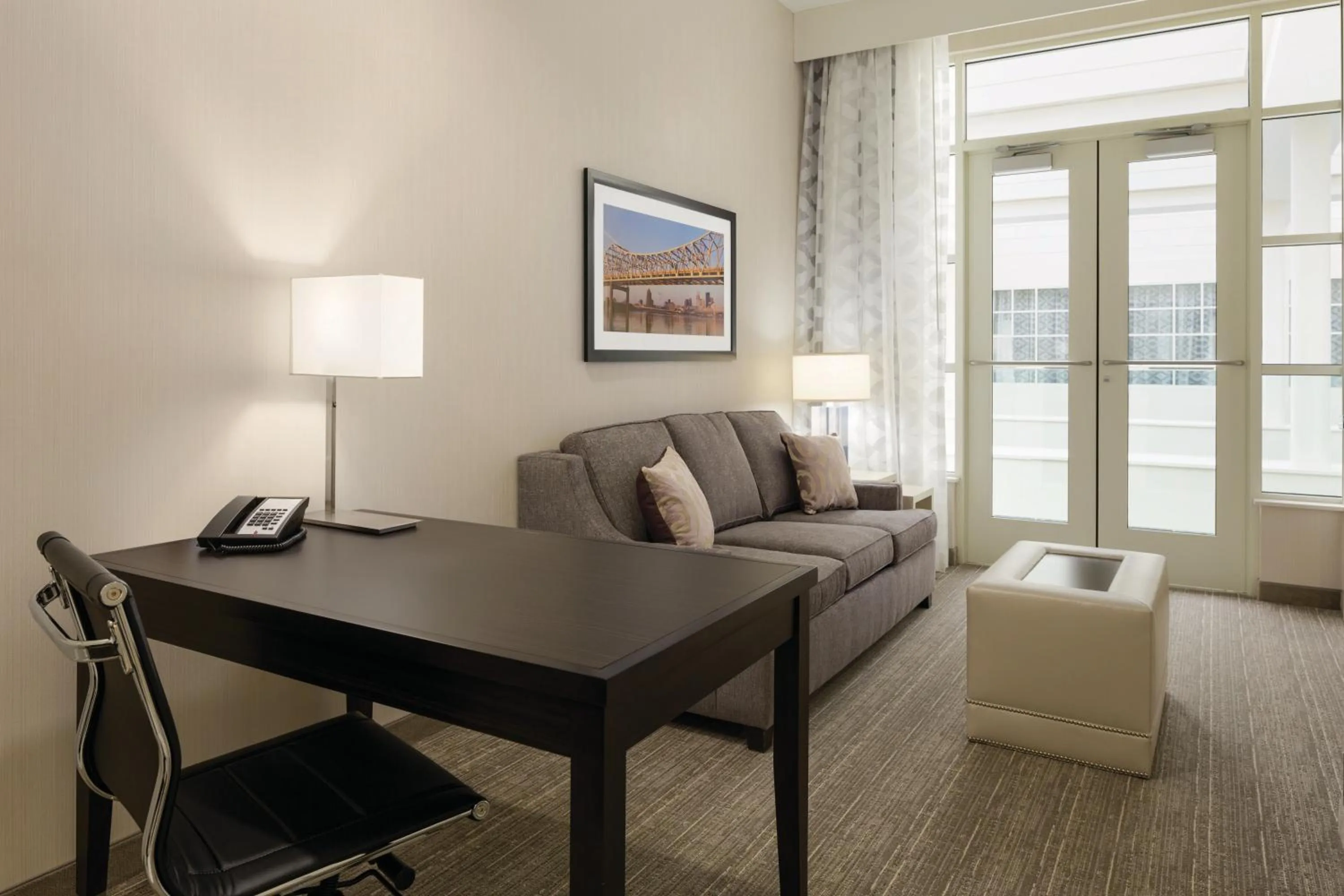 Living room in Embassy Suites Louisville Downtown