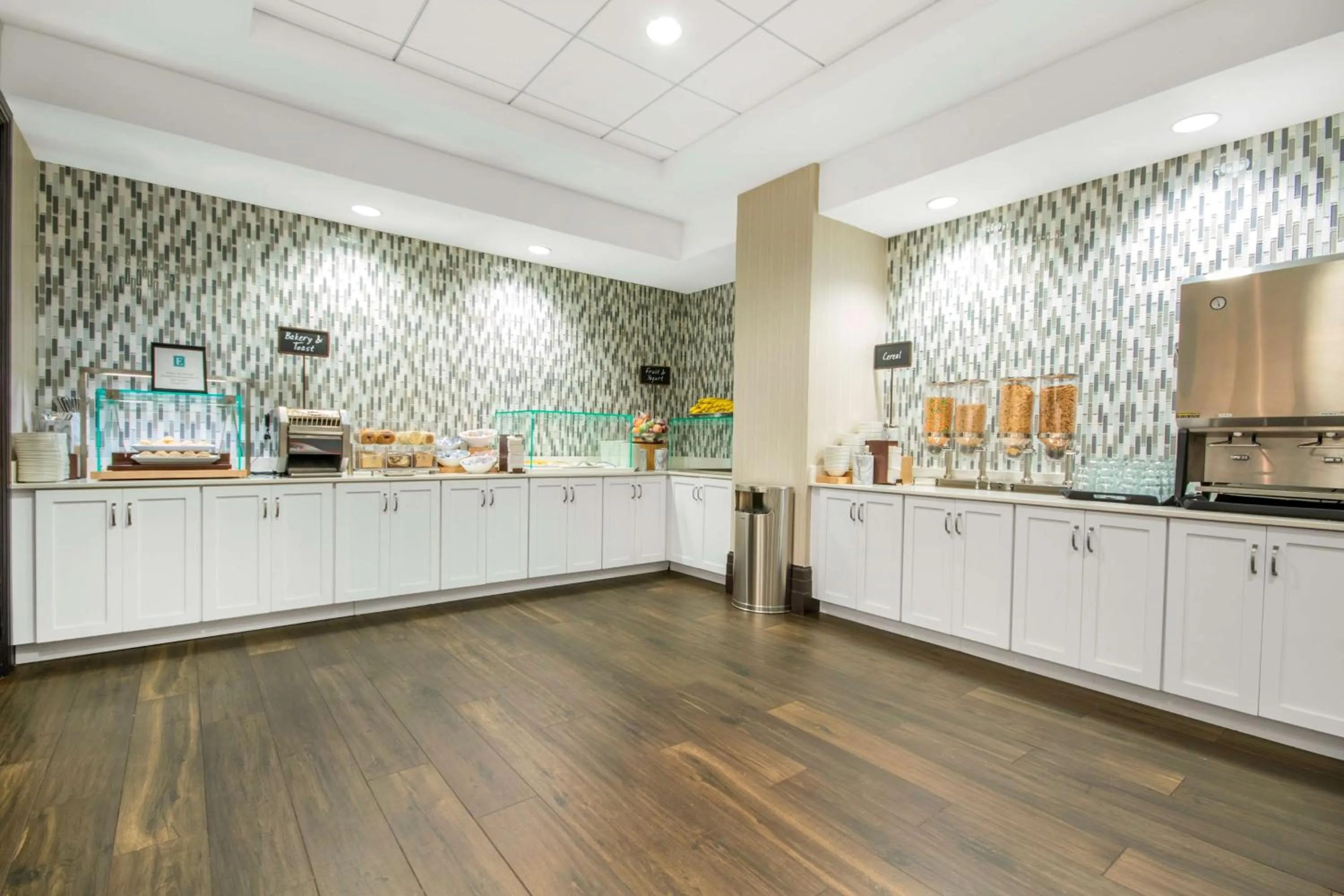Dining area in Embassy Suites Louisville Downtown