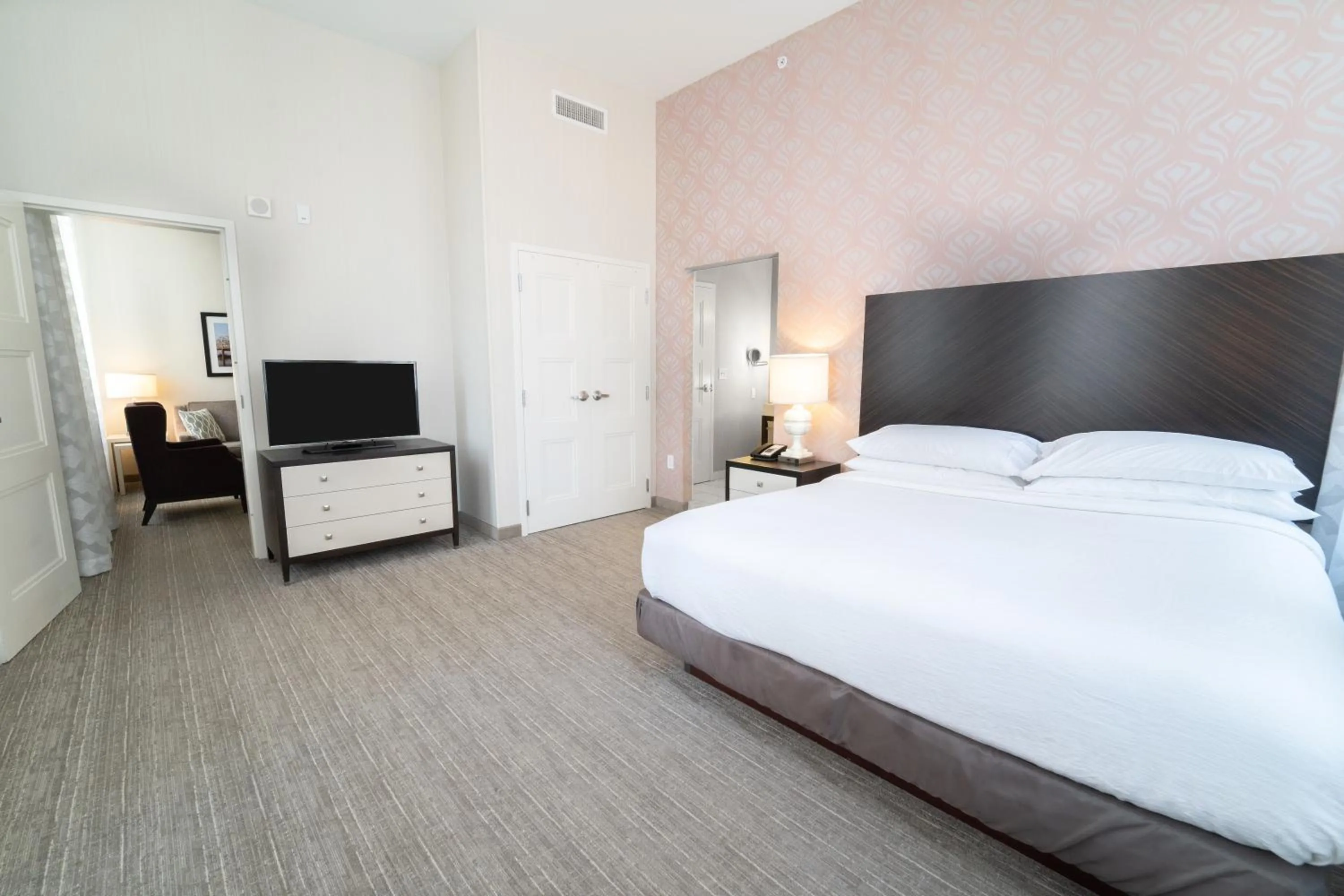 Bedroom, Bed in Embassy Suites Louisville Downtown