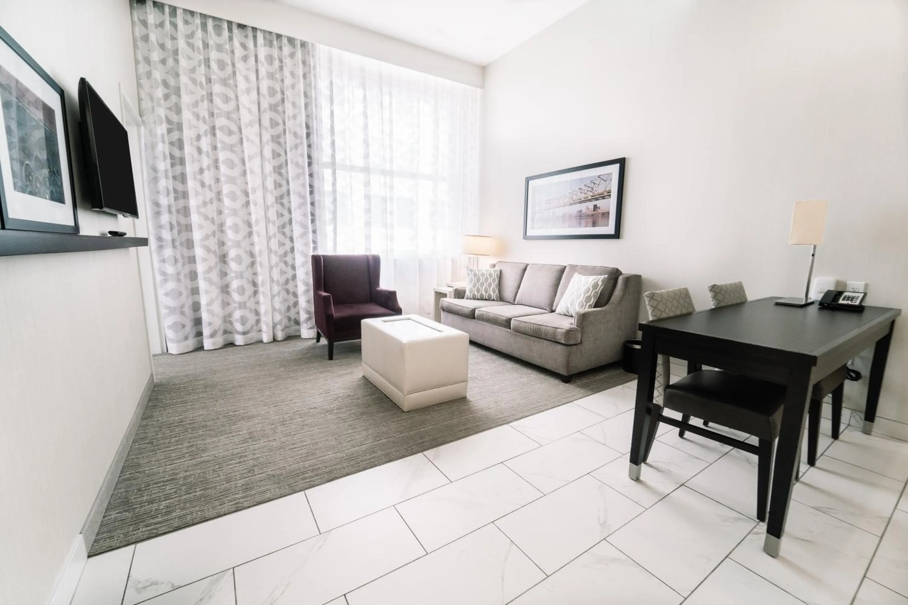 Living room in Embassy Suites Louisville Downtown