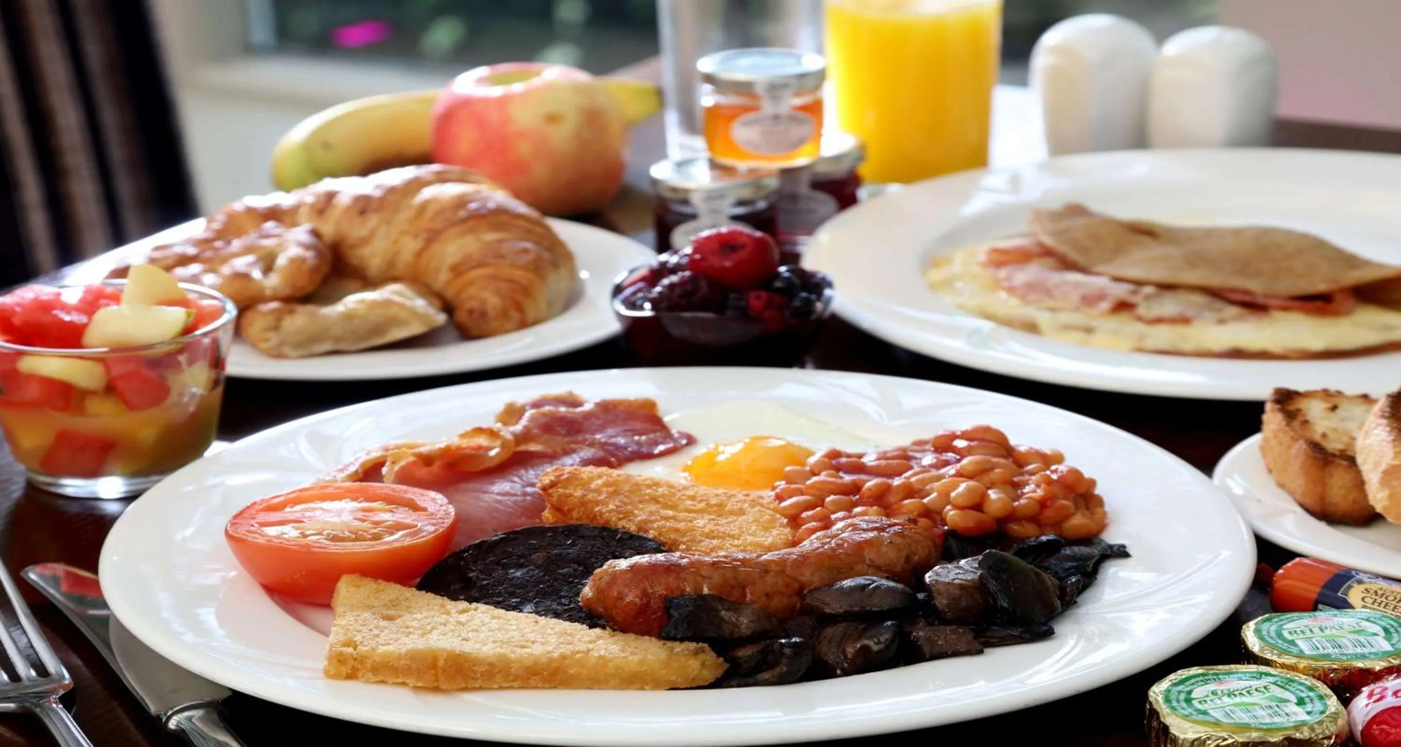 Restaurant/places to eat in B/W Plus Buxton Lee Wood Hotel