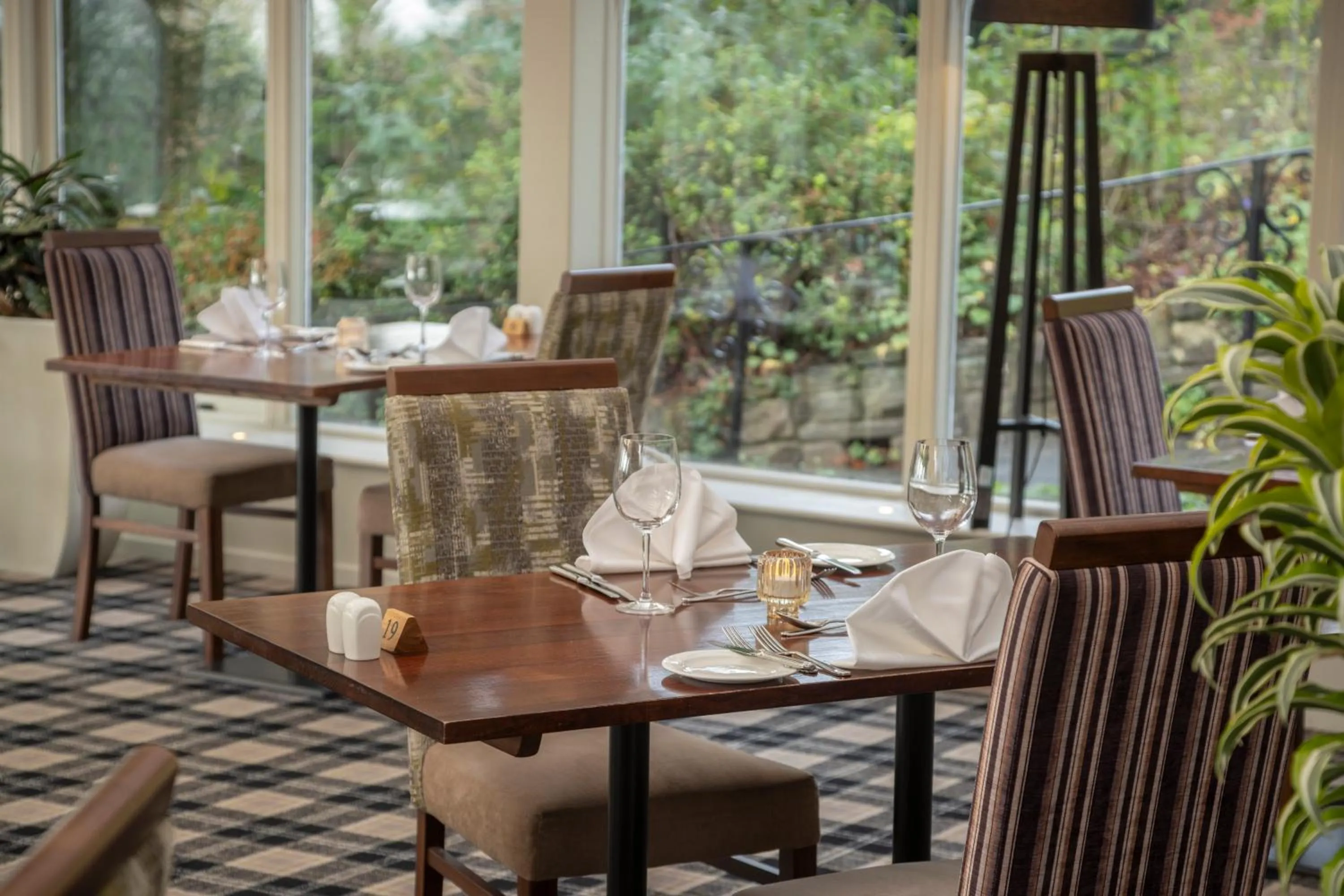 Restaurant/places to eat in B/W Plus Buxton Lee Wood Hotel