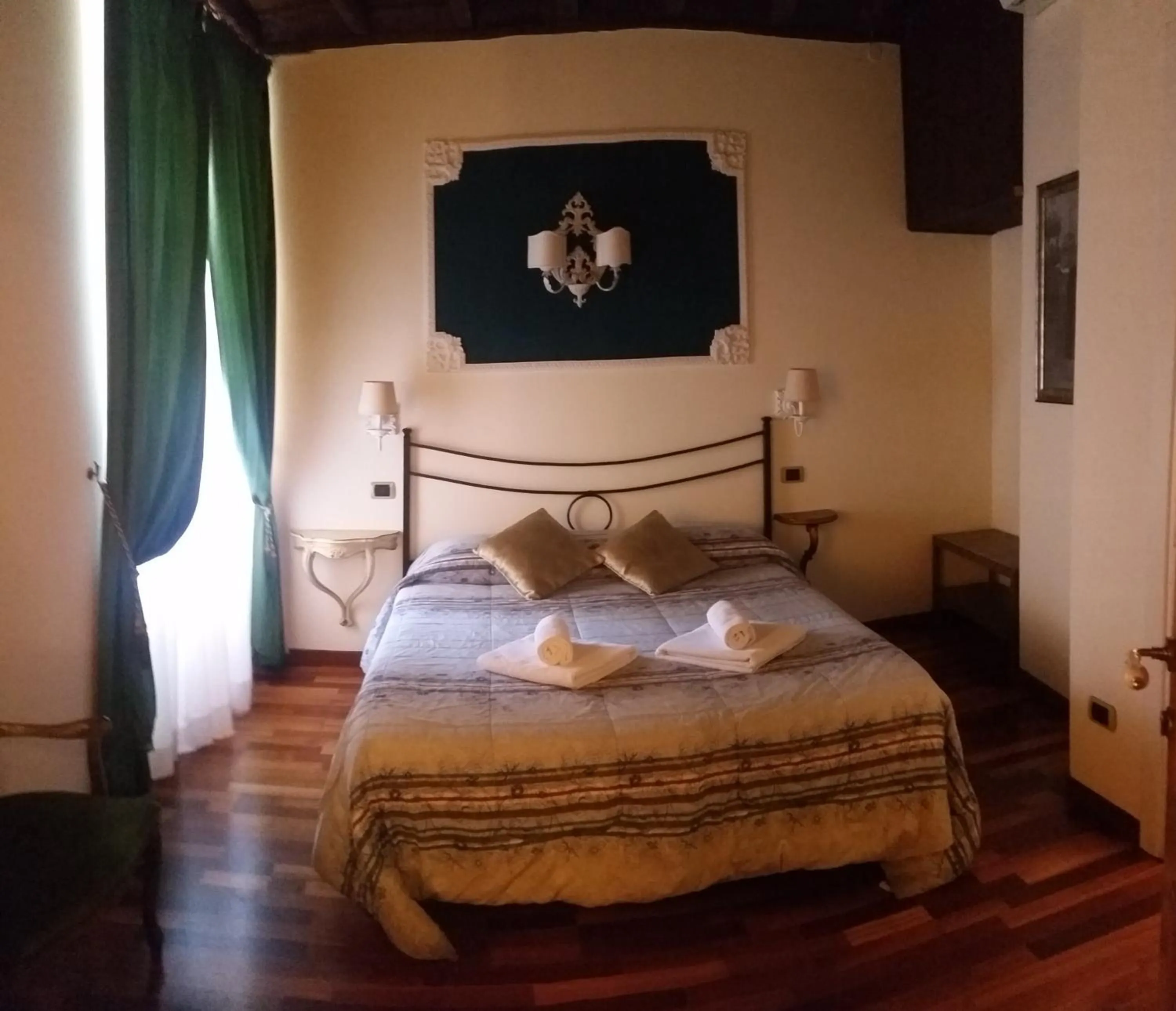 Photo of the whole room, Bed in Diapason Colosseo Suite
