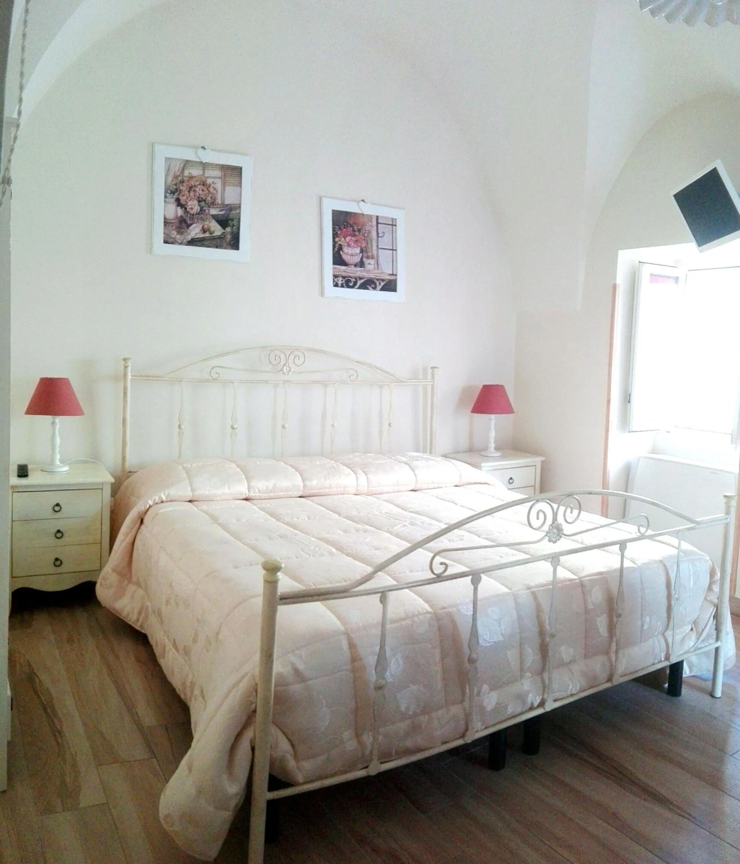 Photo of the whole room, Bed in Archetto Bianco