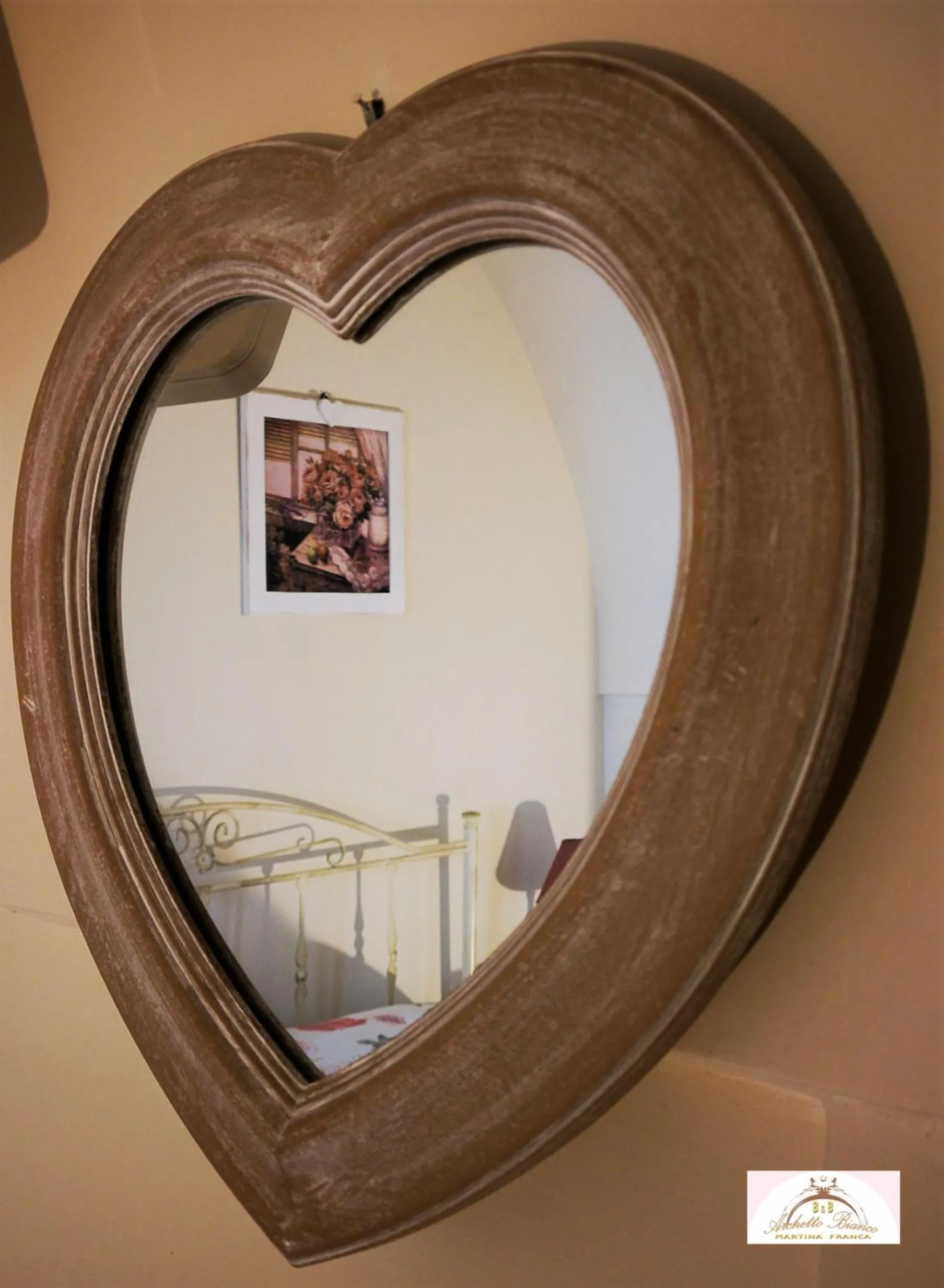 Decorative detail in Archetto Bianco